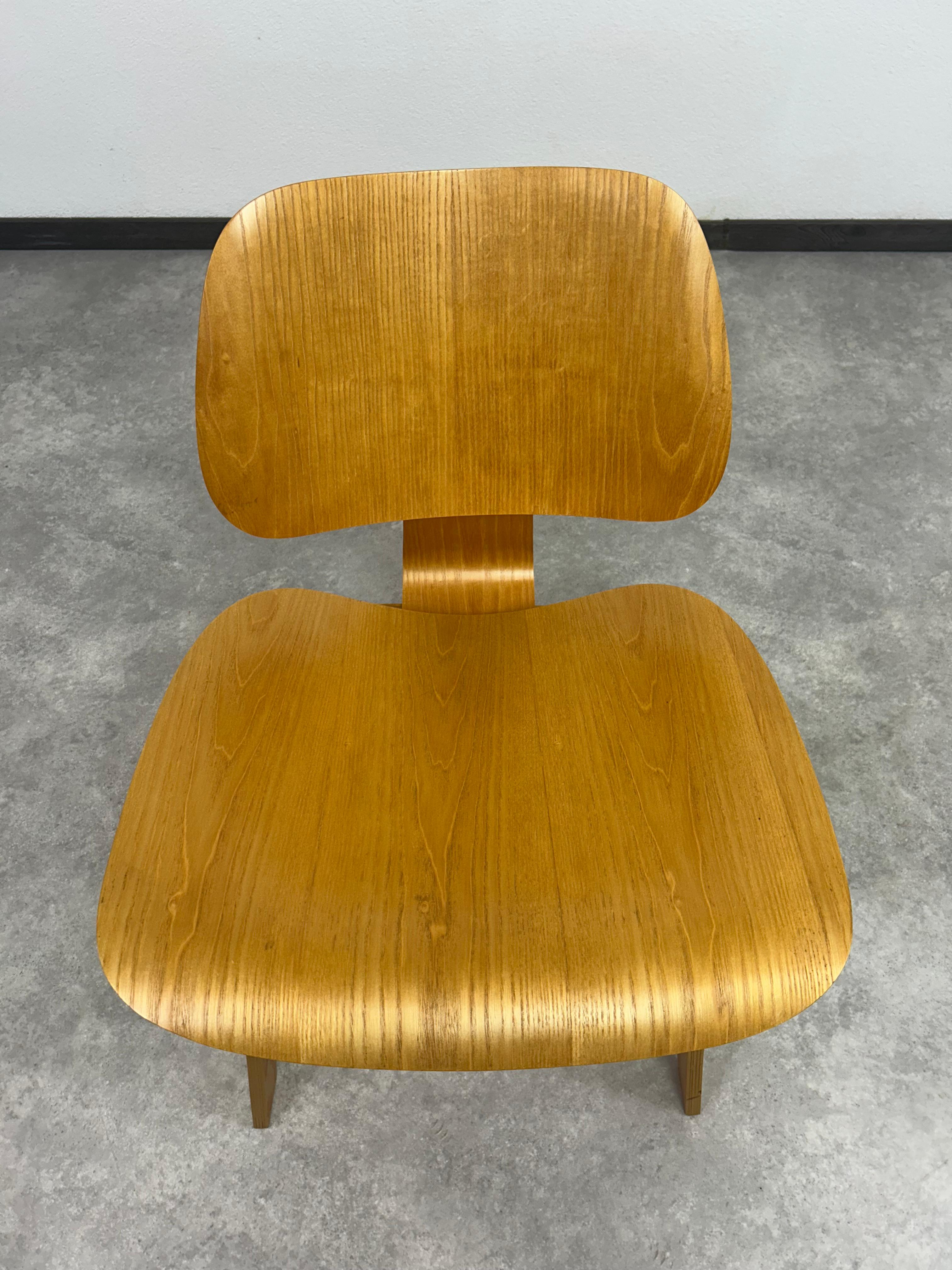 Sedie da salotto LCW di Charles and Ray Eames in vendita 5