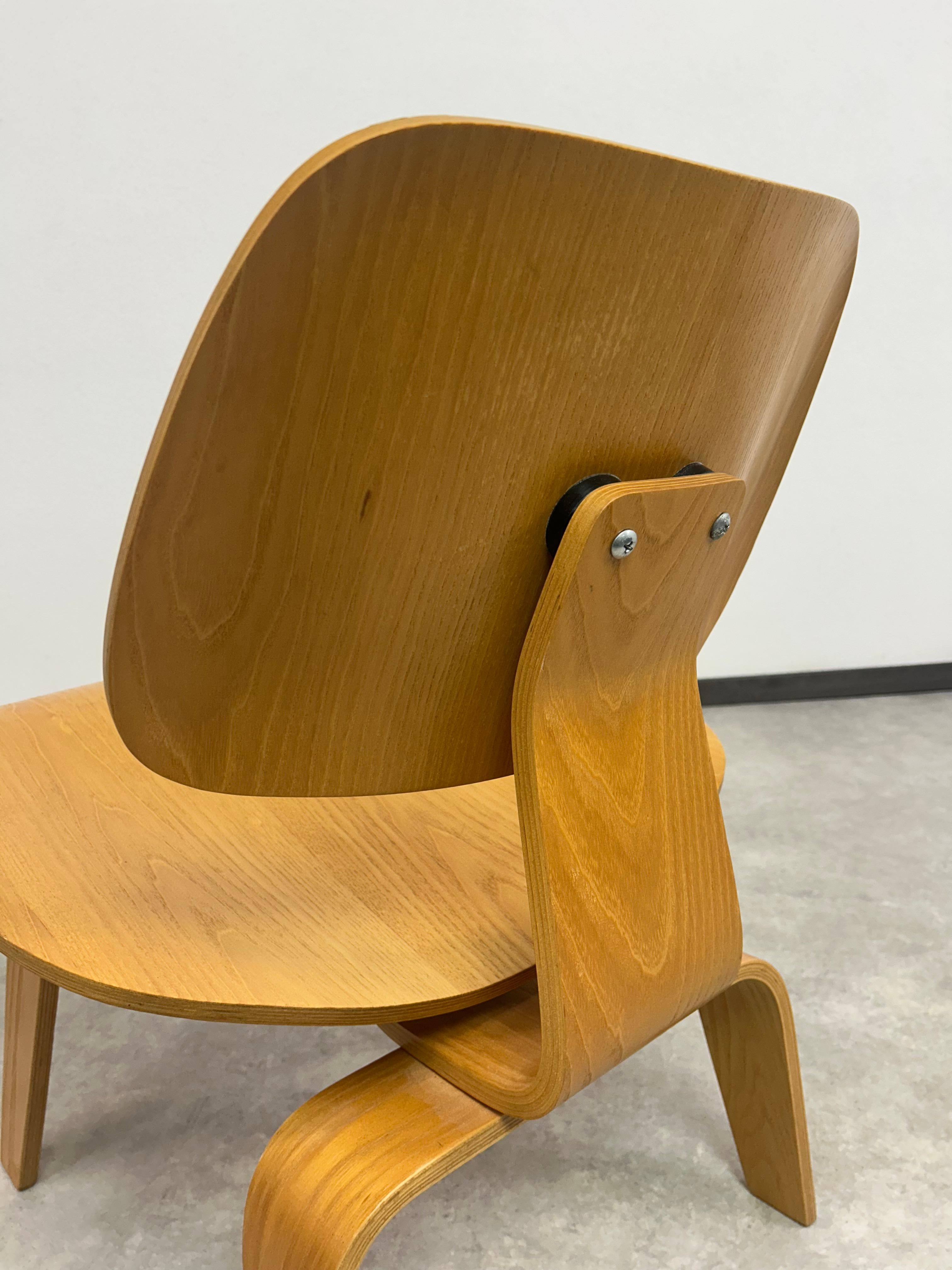 Sedie da salotto LCW di Charles and Ray Eames in vendita 2