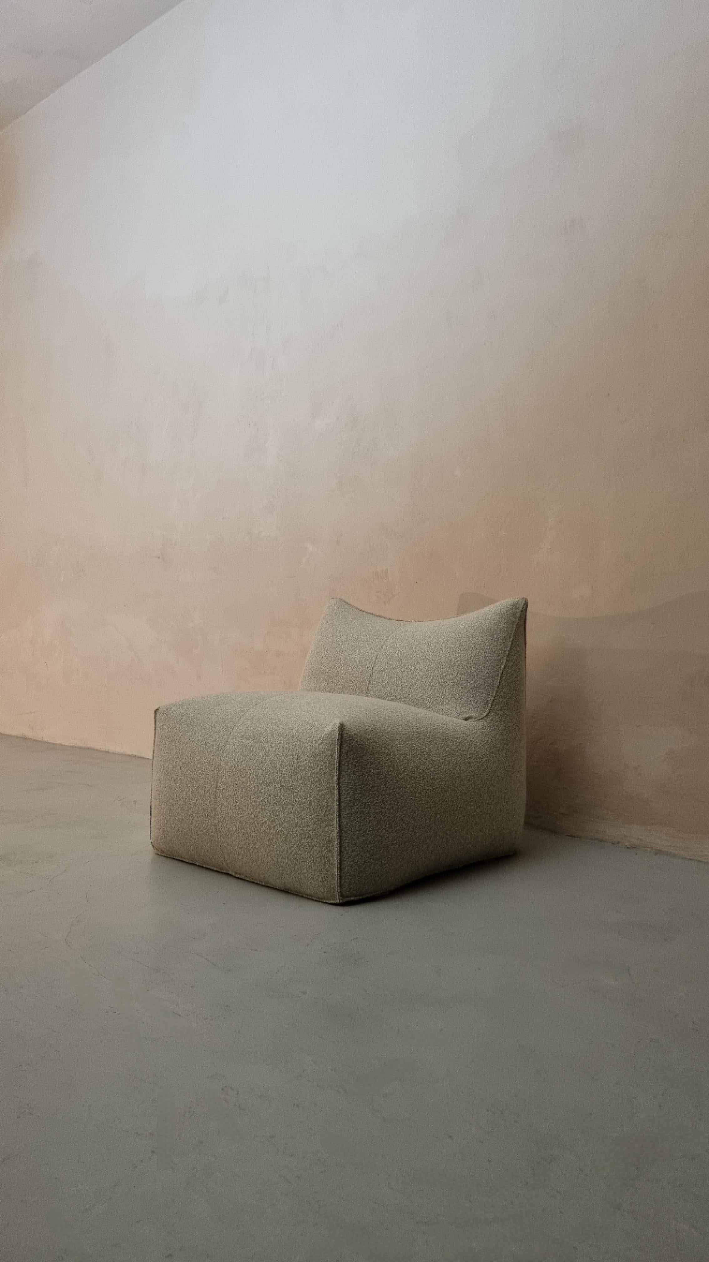 Poltrona Le Bambole disegnata da Mario Bellini per B&b Italia, la serie Bambole ha vinto il premio Compasso d'Oro nel 1979. Rivestita in tessuto di cotone, Le Bambole è un pezzo iconico del design italiano.   inclusa nella collezione permanente del