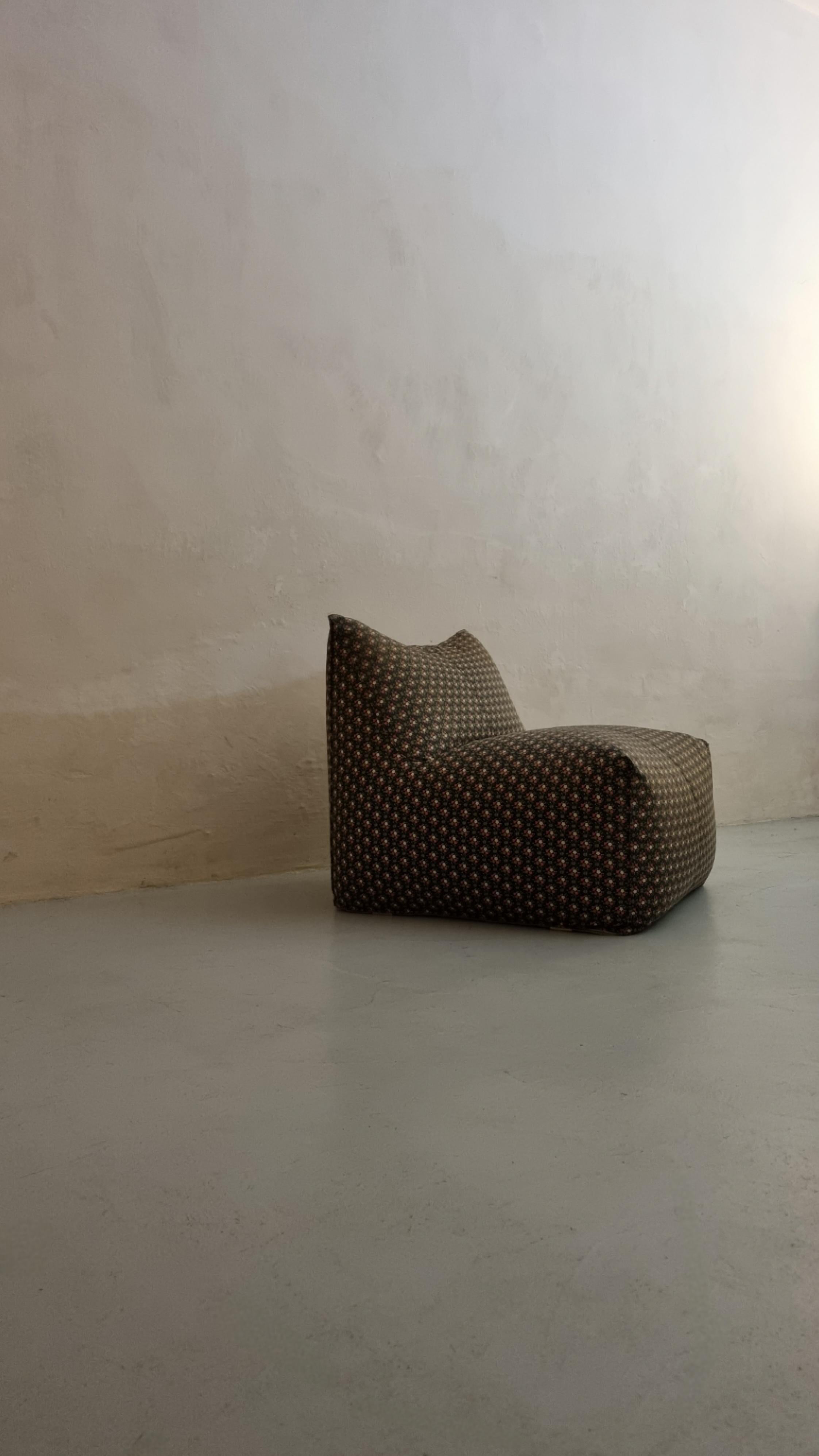 Sillón Le Bambole diseñado por Mario Bellini para B&b Italia, 1972.
Acolchado de poliuretano, tejido de algodón original.
La serie Bambole ganó el premio Compasso d'Oro en 1979.
 
Le Bambole es una pieza icónica del diseño italiano.   incluida en la