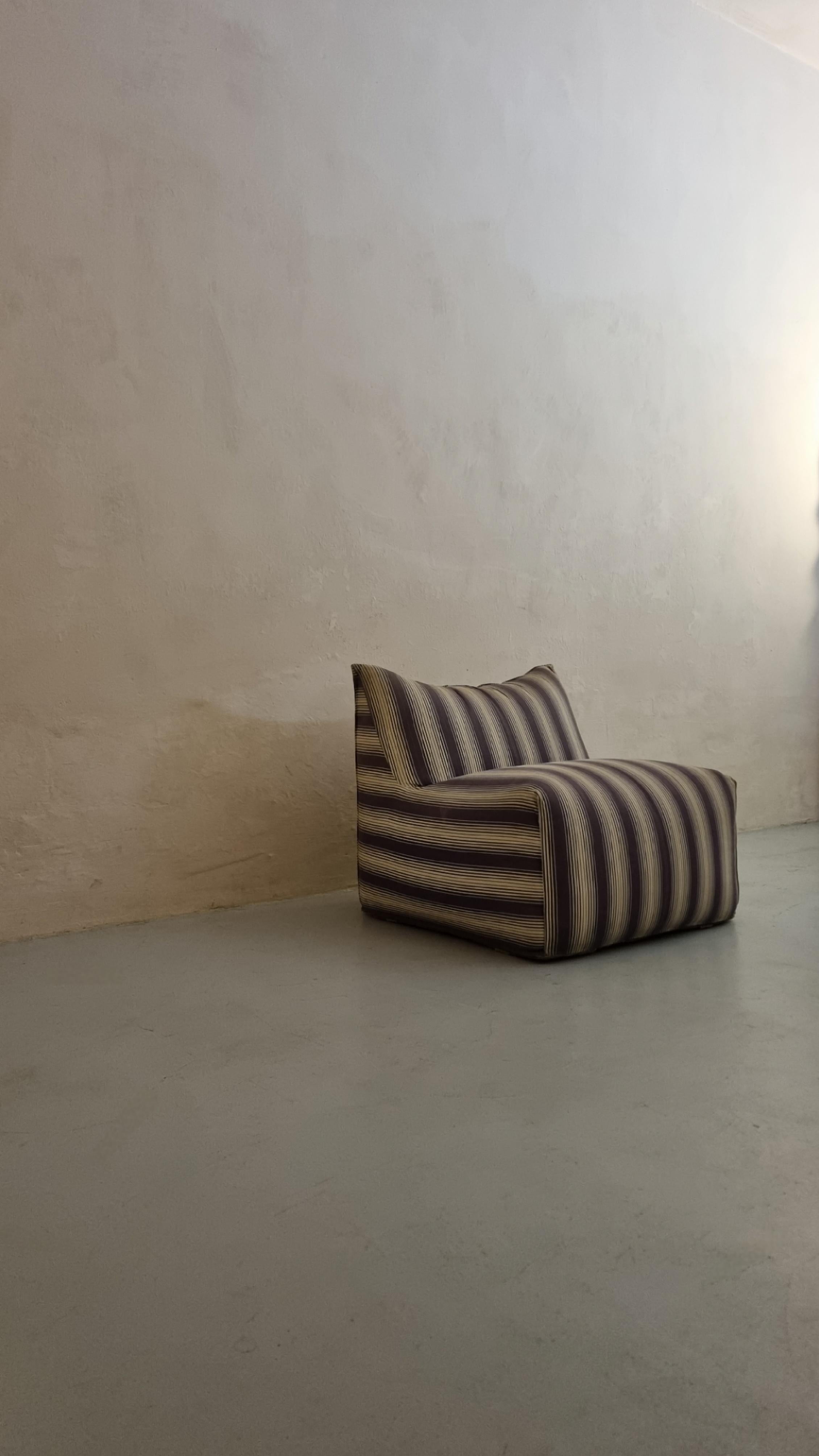 Le Bambole armchair designed by Mario Bellini for C&b Italia, 1970.
Polyurethane padding, original cotton fabric.
The Bambole series won the Compasso d'Oro award in 1979.
 
Le Bambole is an iconic piece of Italian design.   included in the permanent