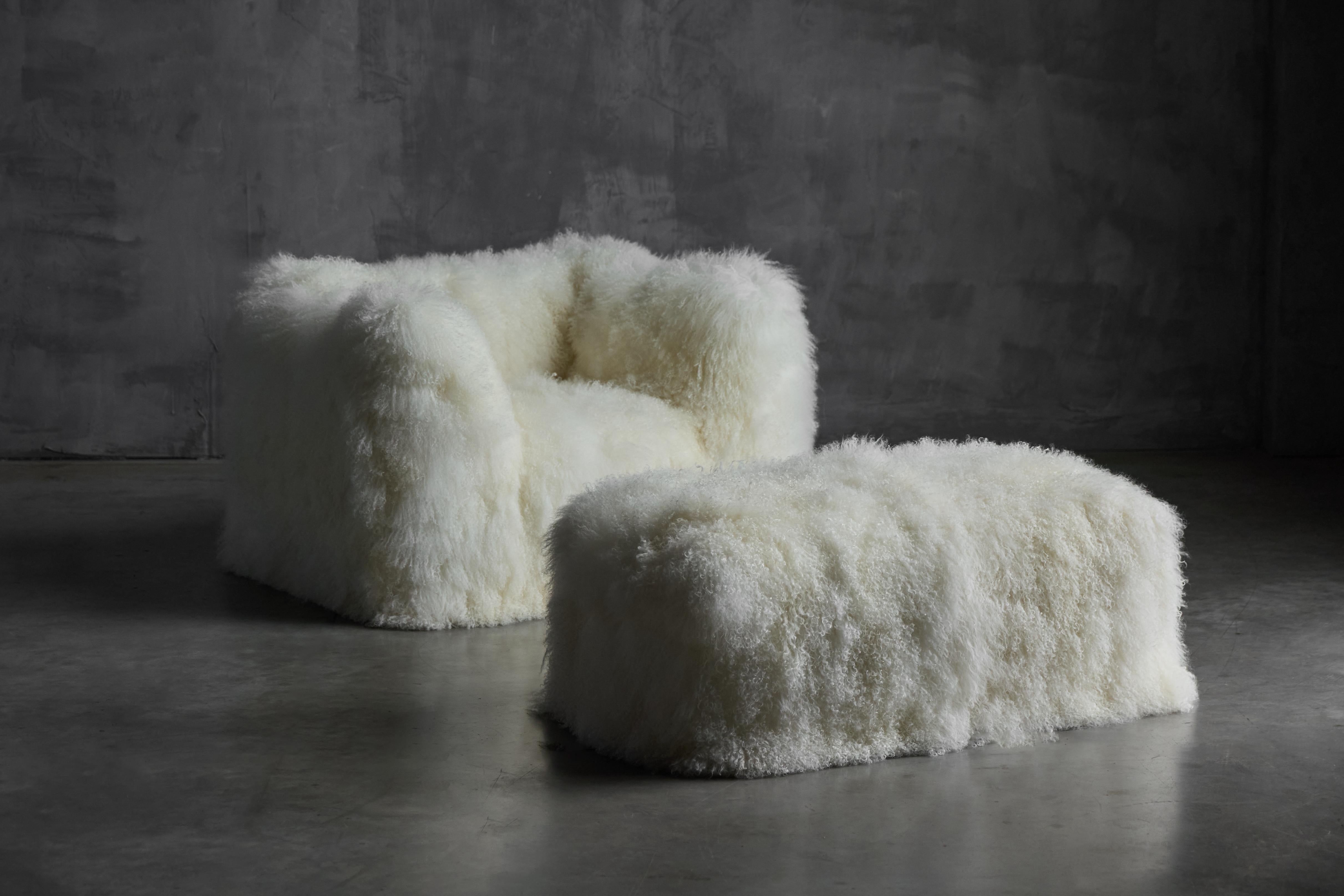 Die von Mario Bellini für B&B Italia entworfene Serie Le Bambole ist der Inbegriff des italienischen Designs der 1970er Jahre. Dieses Set, bestehend aus Sessel und Ottomane, zeigt die für Bellini charakteristische weiche, skulpturale Form, die mit