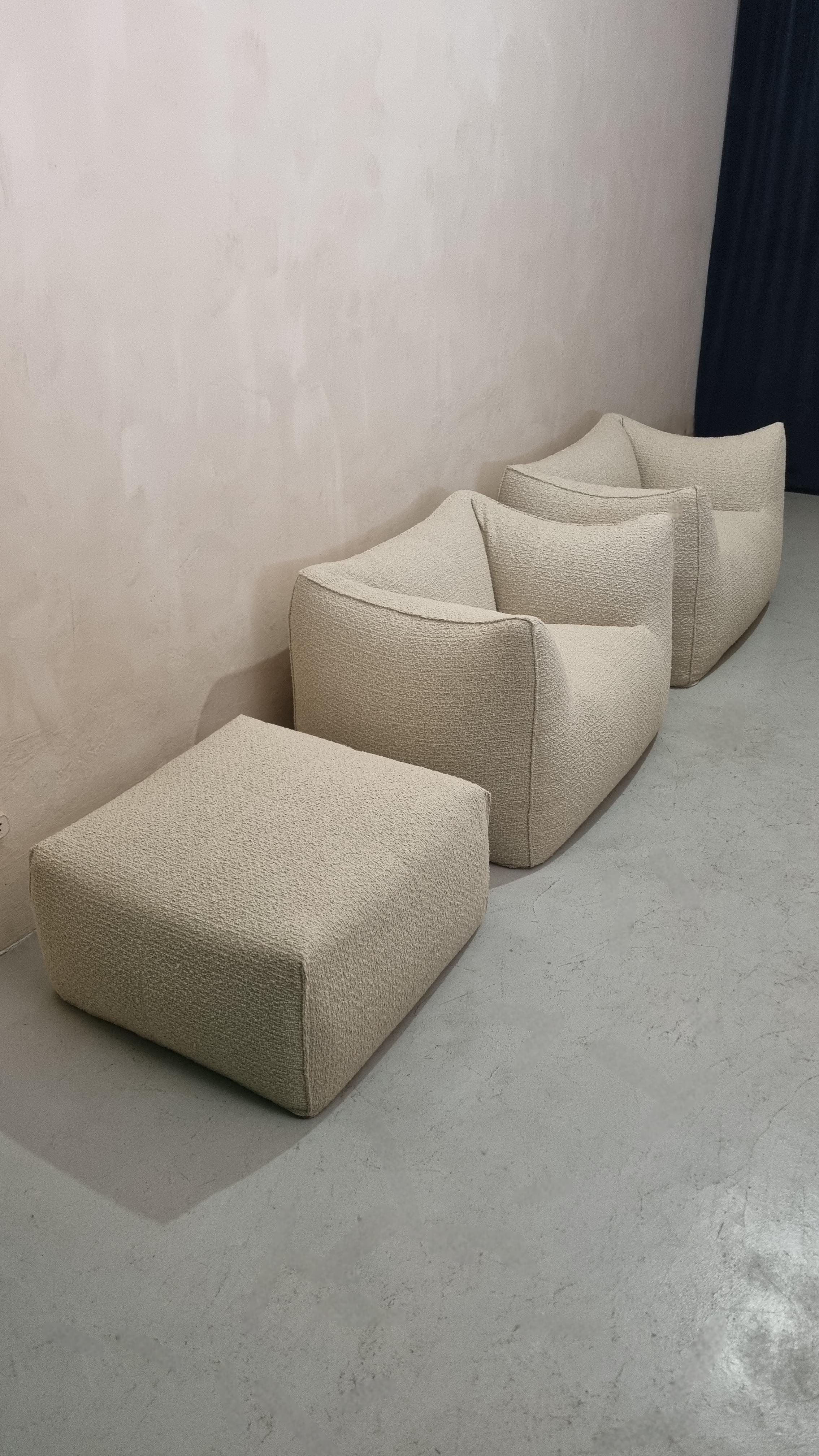 Sessel und Hocker Le Bambole, entworfen von Mario Bellini für B&b Italia, 1972
Struktur aus Polyurethan, Bouclè-Baumwollgewebe, restauriert.
Die Bambole-Serie wurde 1979 mit dem Compasso d'Oro ausgezeichnet.
Abmessungen:
- Sessel  120 cm x 92 cm H