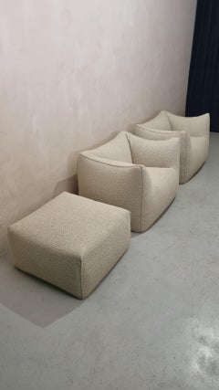Fauteuils et pouf Le Bambole conçus par Mario Bellini pour B&B Italia 1972