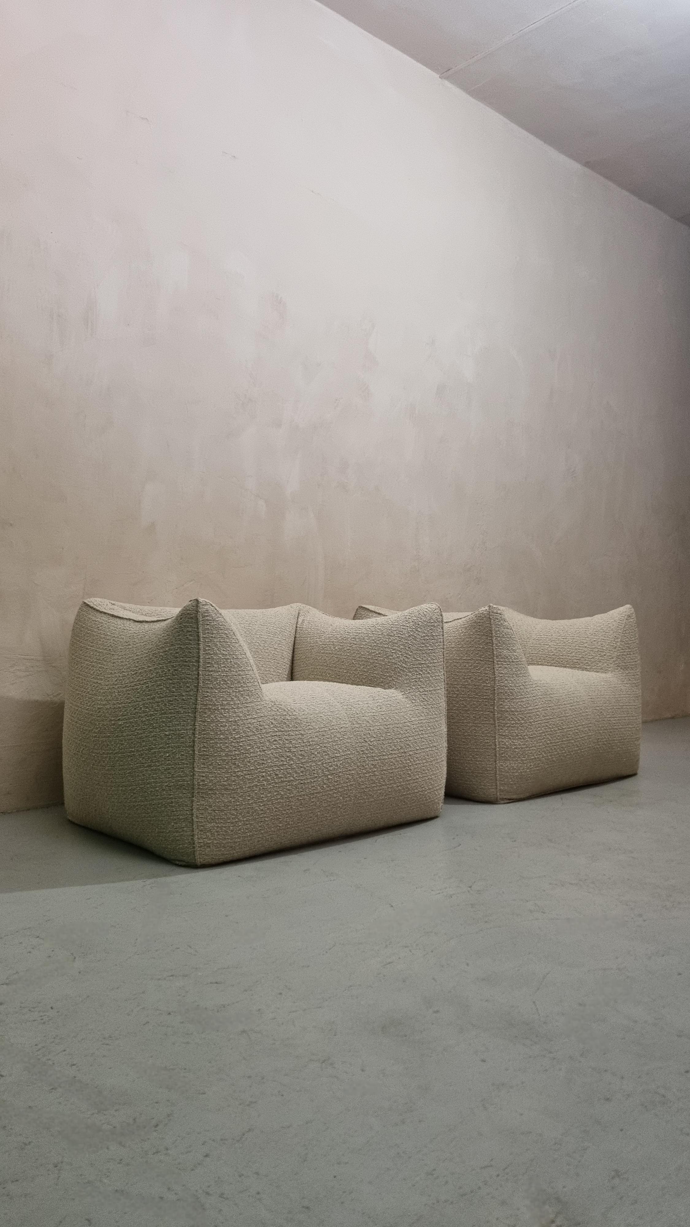 Sessel Le Bambole, entworfen von Mario Bellini für B&b Italia, 1972
Struktur aus Polyurethan, Bouclè-Baumwollgewebe, restauriert.
Die Bambole-Serie wurde 1979 mit dem Compasso d'Oro ausgezeichnet, 

Le Bambole ist eine Ikone des italienischen