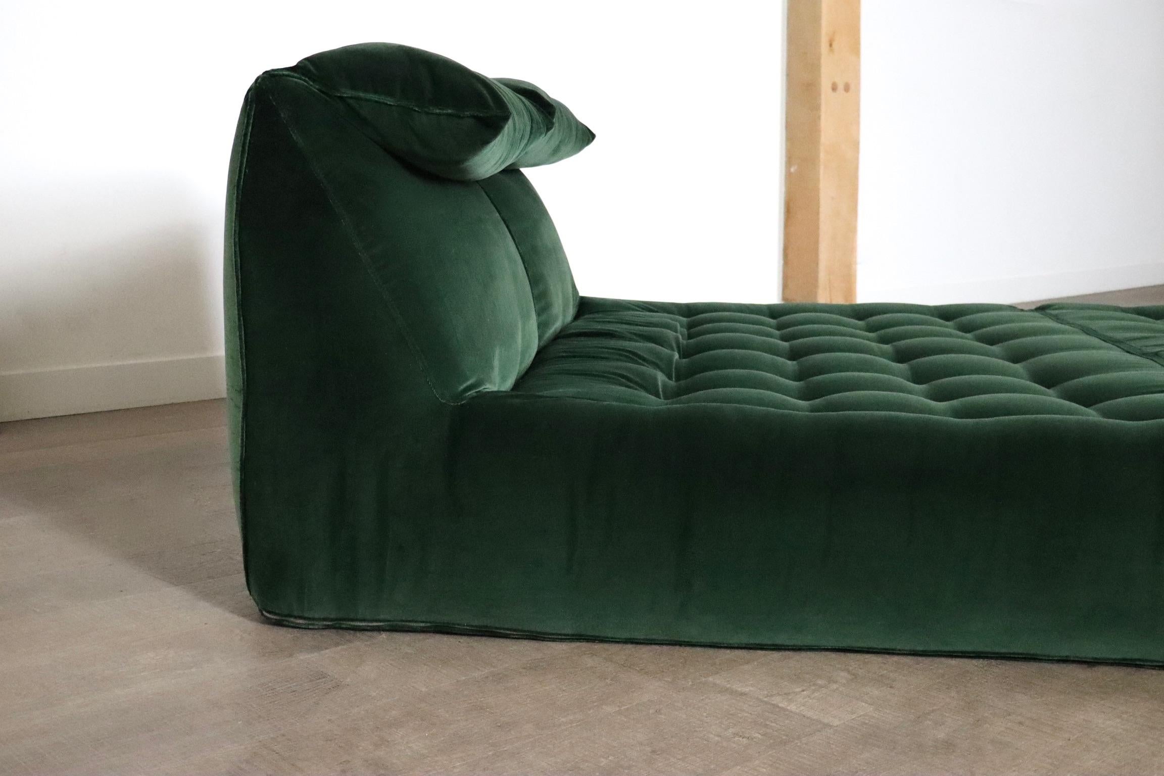 The Iconic “Le Bambole” collection by Mario Bellini also features this amazing kingsize foldable bed: “The Bambolettone”. The bed can be used as a daybed, lounge sofa, dormeuse, and ofcourse as a bed, which it was originally designed for. The ‘Le