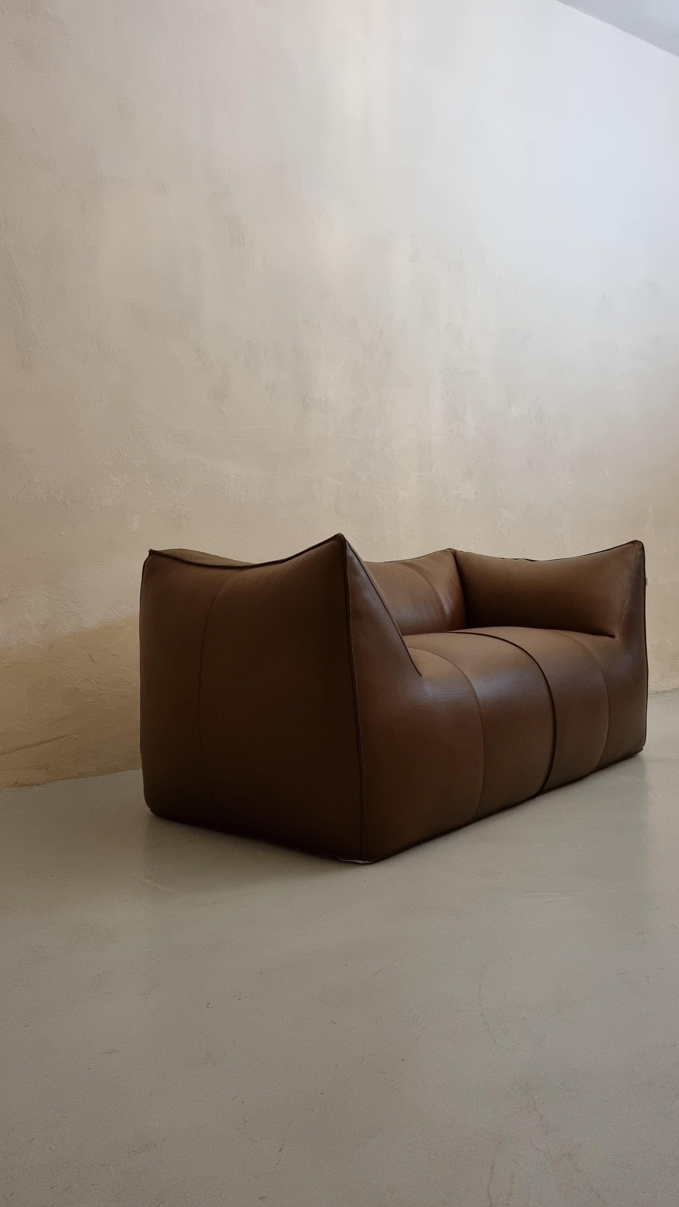 Le Bambole 2 seats sofa designed by Mario Bellini for B&b Italia , the Bambole series won the Compasso d'Oro award in 1979, reupholster in grained cowhide, Le Bambole is an iconic piece of Italian design.   included in the permanent collection of