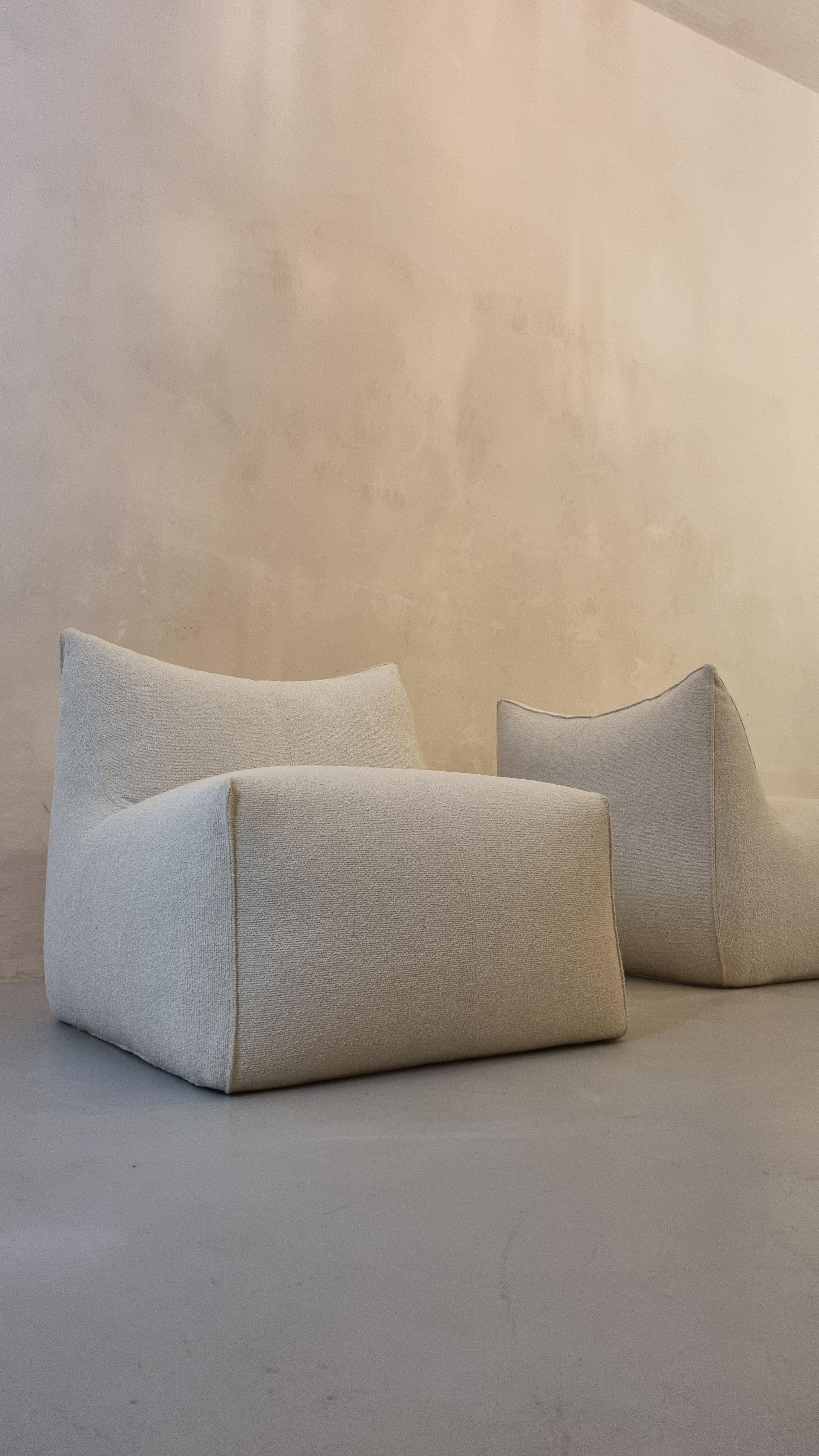 Le Bambole armchairs designed by Mario Bellini for B&B Italia, the Bambole series won the Compasso d'Oro award in 1979, reupholster in cotton fabric, Le Bambole is an iconic piece of Italian design.   included in the permanent collection of the MoMA