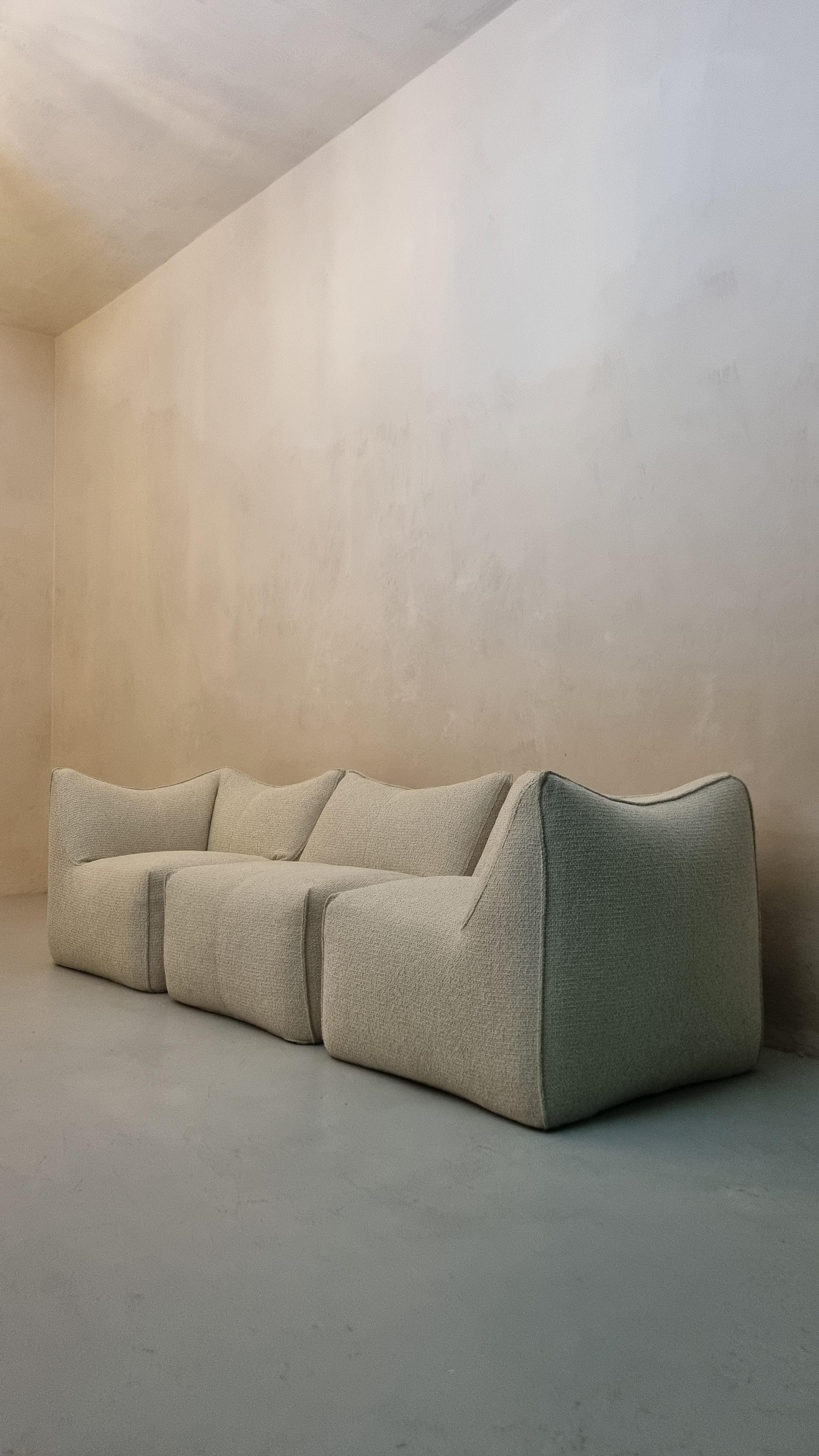 Le Bambole 3 seats sofa designed by Mario Bellini for B&b Italia , the Bambole series won the Compasso d'Oro award in 1979, reupholster in bouclè fabric, Le Bambole is an iconic piece of Italian design.   included in the permanent collection of the