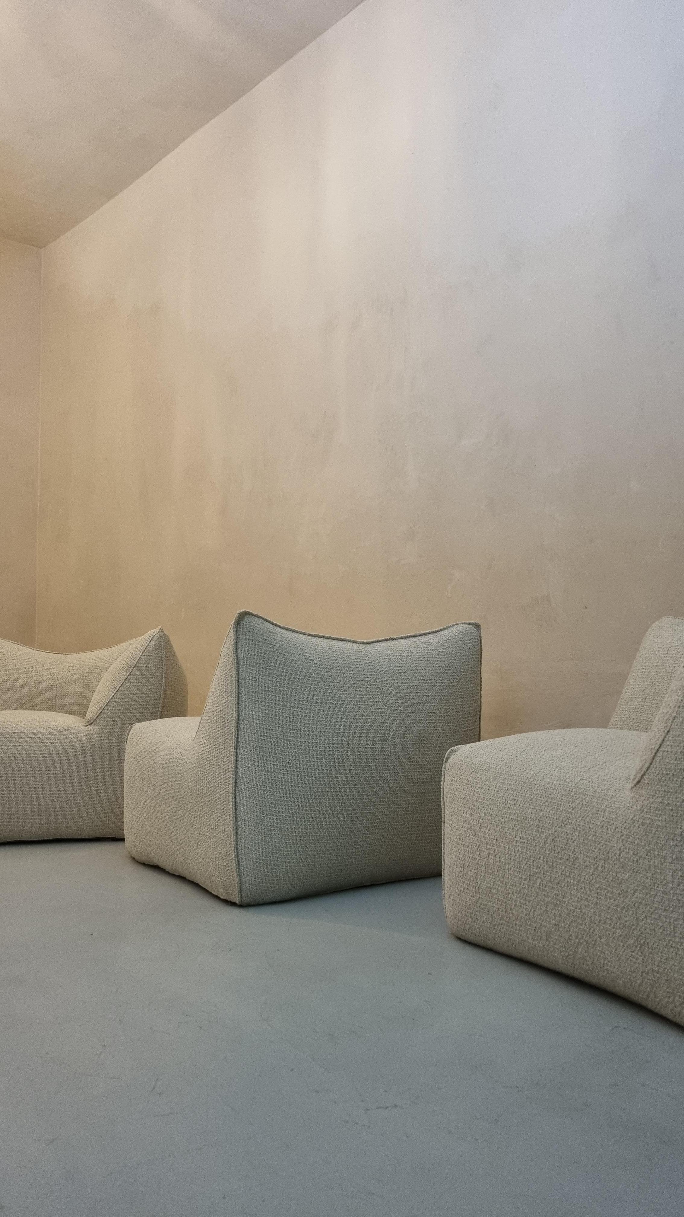 Le Bambole 3 seats sofa designed by Mario Bellini for C&b Italia , the Bambole series won the Compasso d'Oro award in 1979, reupholster in bouclè fabric, Le Bambole is an iconic piece of Italian design.   included in the permanent collection of the