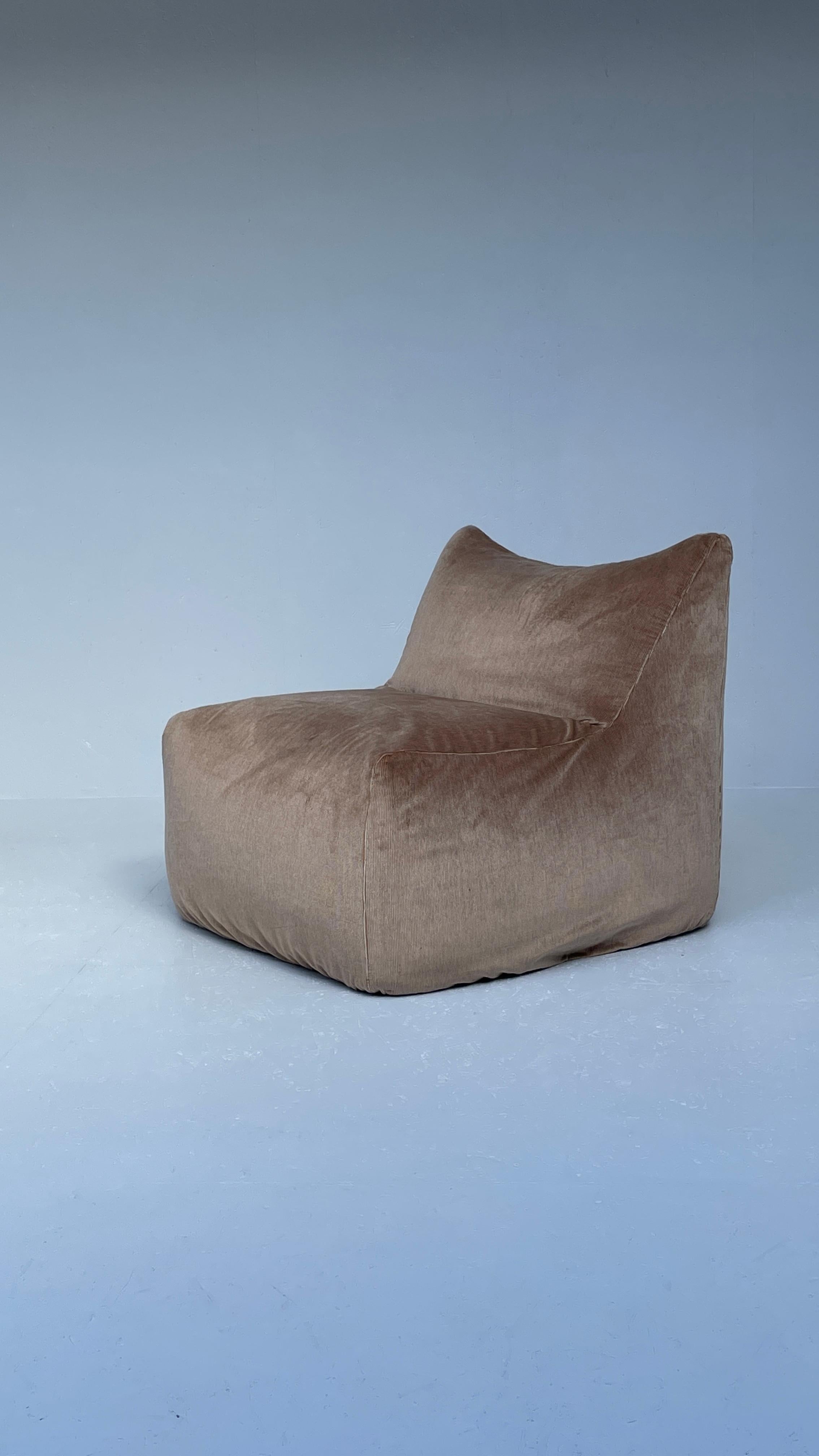 Mario Bellini designed the Bambola lounge chair as part of the Le Bambole series in 1972 for B&B Italia. The series has earned numer­ous awards, includ­ing the pres­ti­gious Compasso d’Oro in 1979. If you have ever taken one of your bed pillows