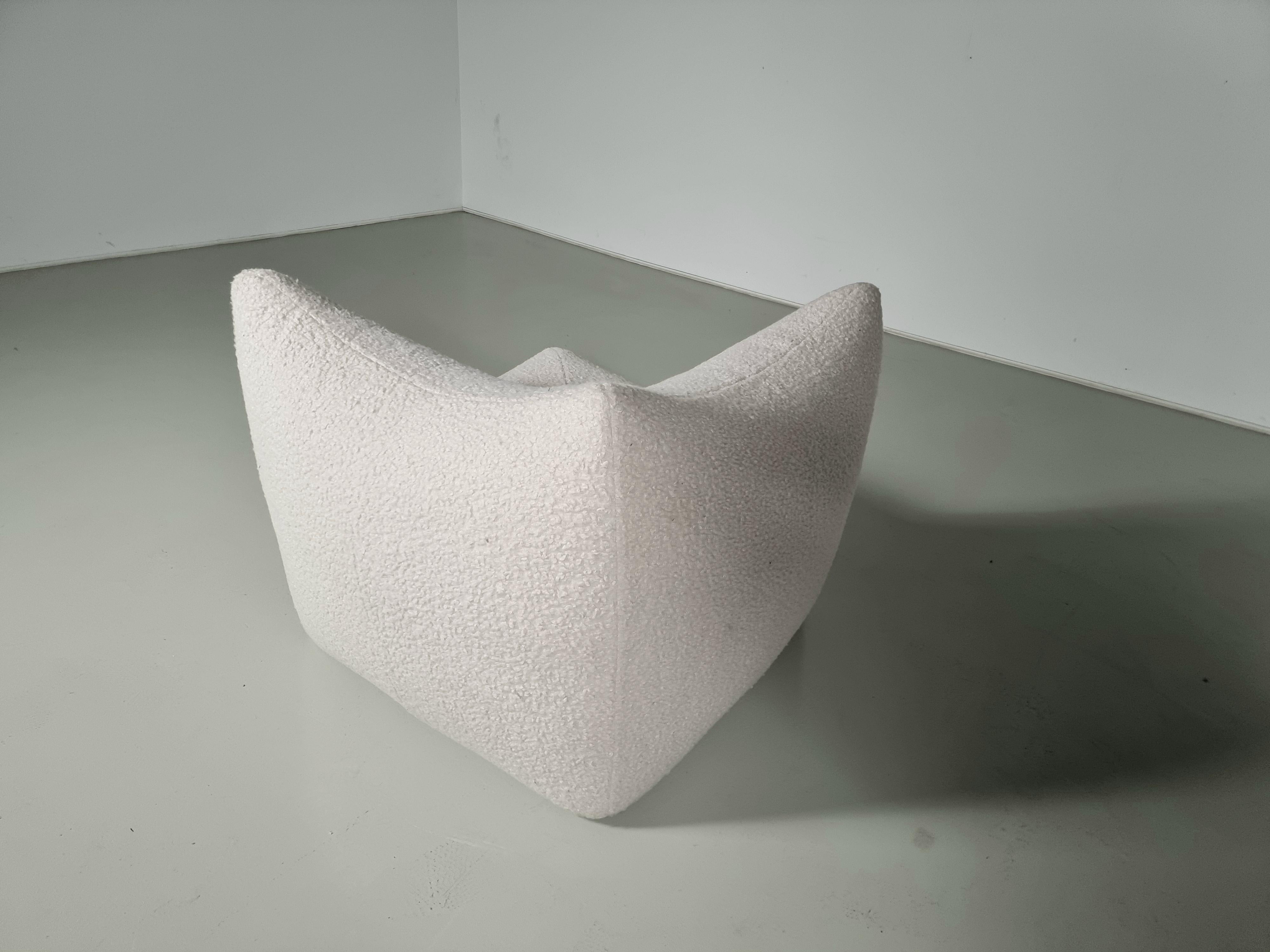 Le Bambole loune chair by Mario Bellini for B&B Italia, 1970s. The Bambole is an iconic piece of Italian design. It was awarded the 1979 'Compasso d'Oro' award. An example of Le Bambole is included in MoMA's permanent collection. It's well known to