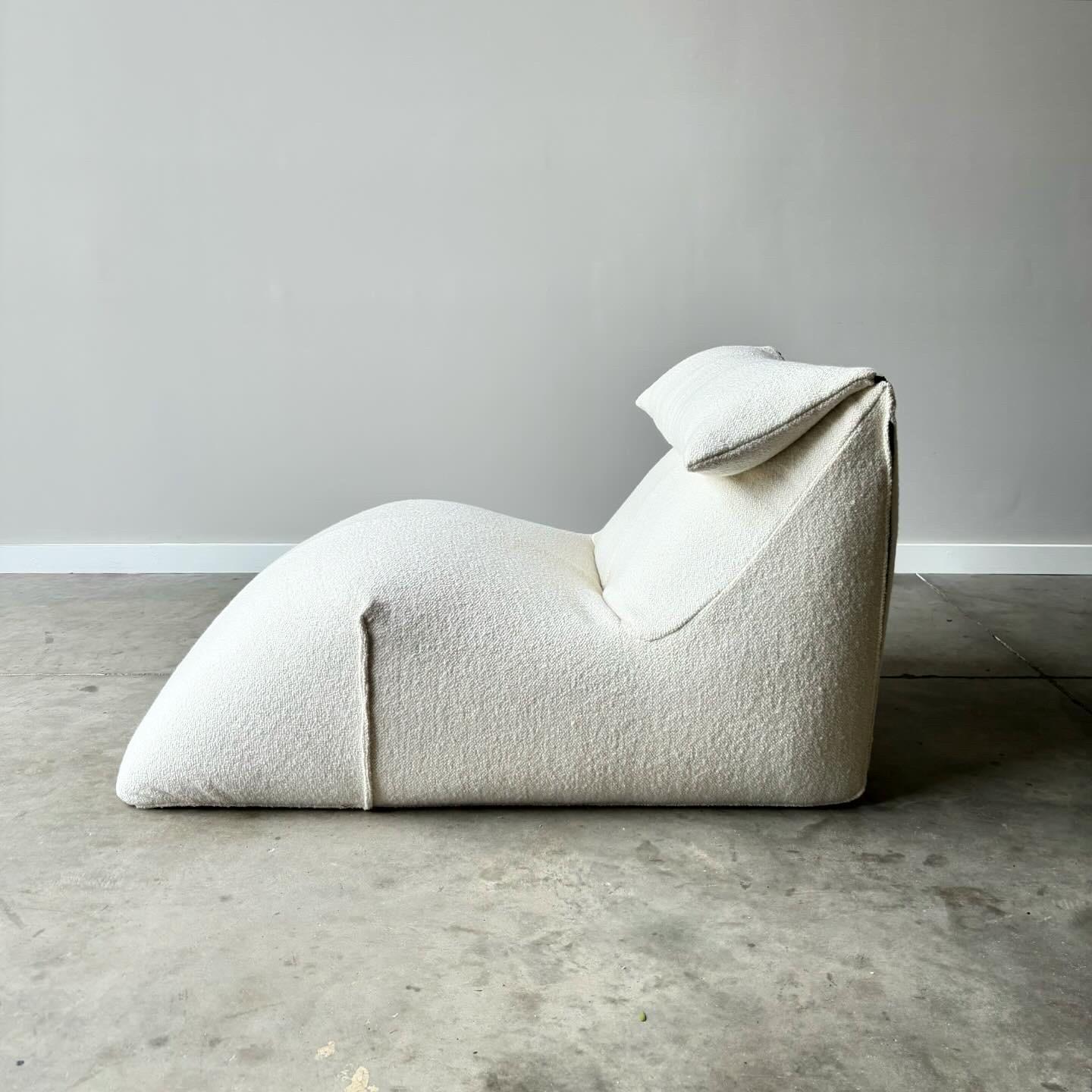 B&B Italia chaise lounge Le Bambole
1972 design by Mario Bellini
Italian chaise made of heavy foam and newly upholstered in ivory boucle. 
A great design from the 1970s. 
