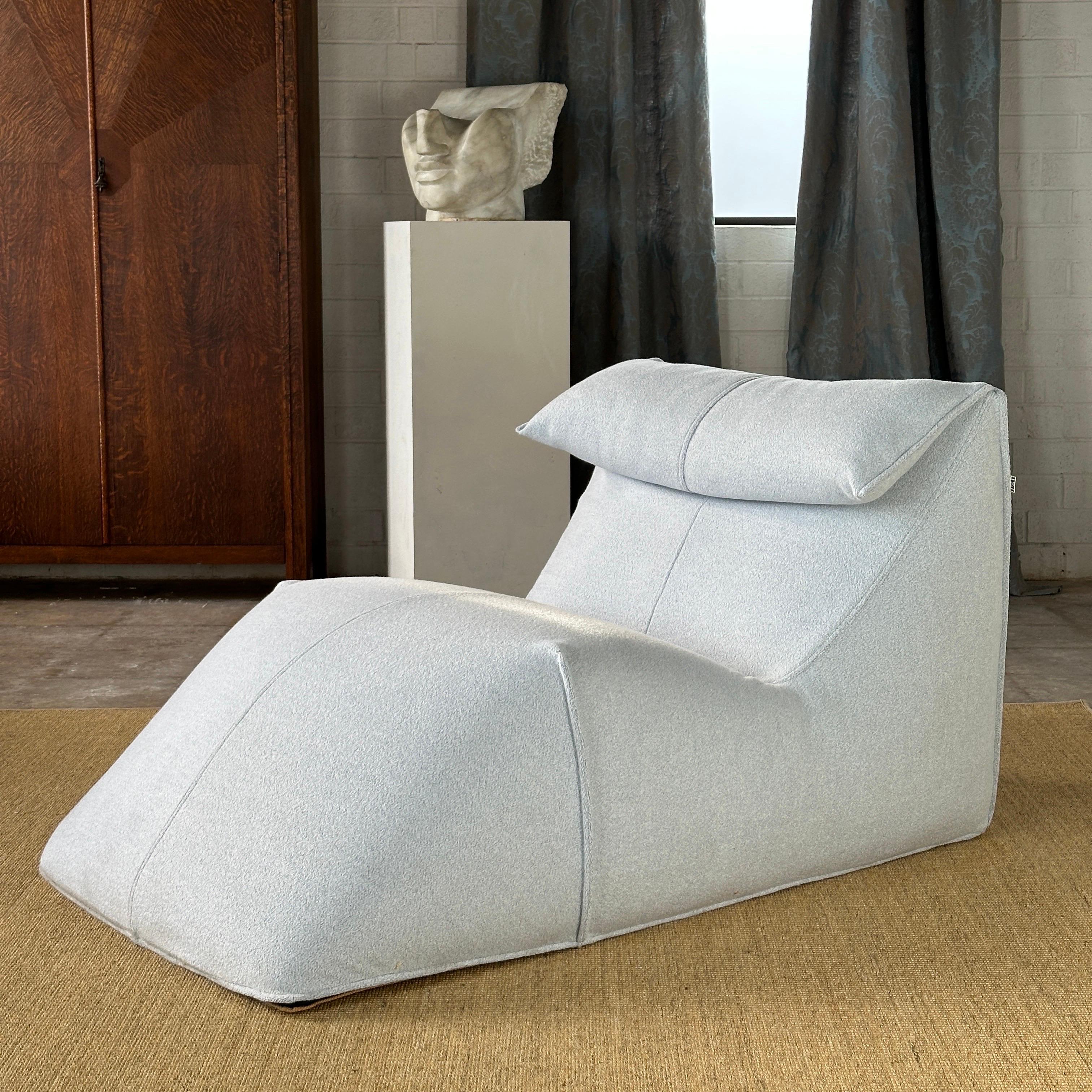 Le Bambole Chaise de Mario Bellini.

Diseño icónico de Mario Bellini para B&B Italia. Conserva la etiqueta original como se muestra. Este diseño recibió el premio 