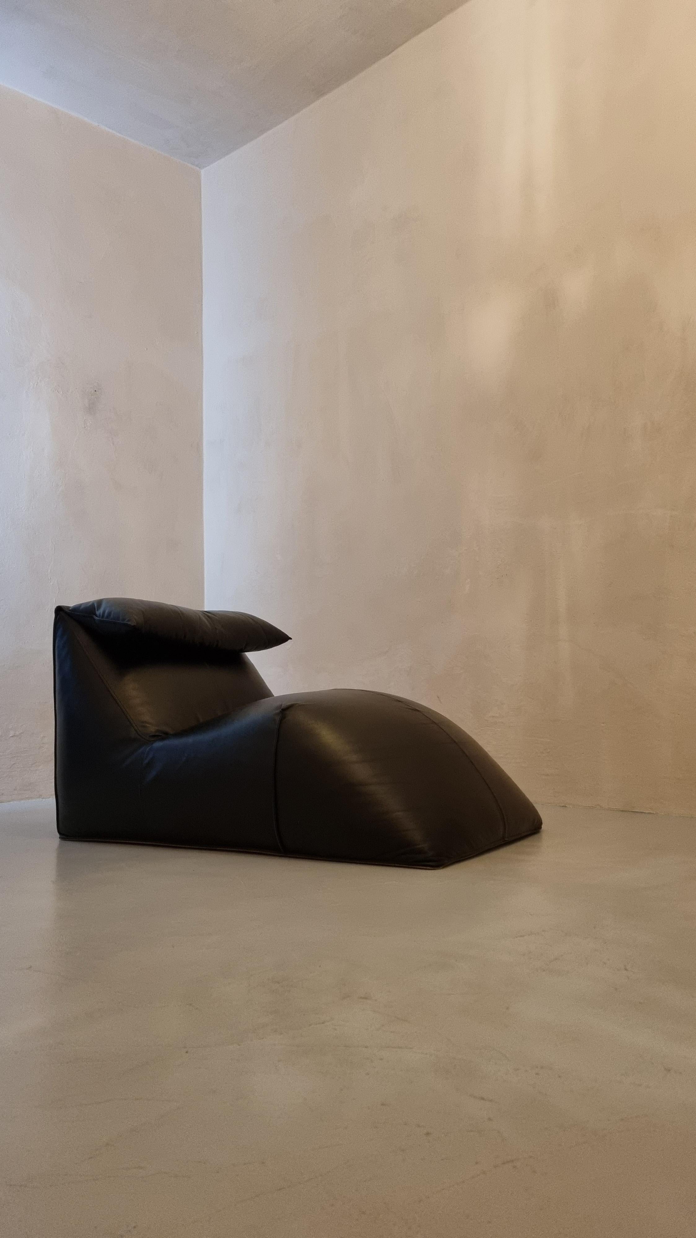 Le Bambole Chaise-Longue designed by Mario Bellini for B&B Italia, 1972.
The Bambole series won the Compasso d'Oro award in 1979. 
Le Bambole is an iconic piece of Italian design. included in the permanent collection of the MoMA in New York,