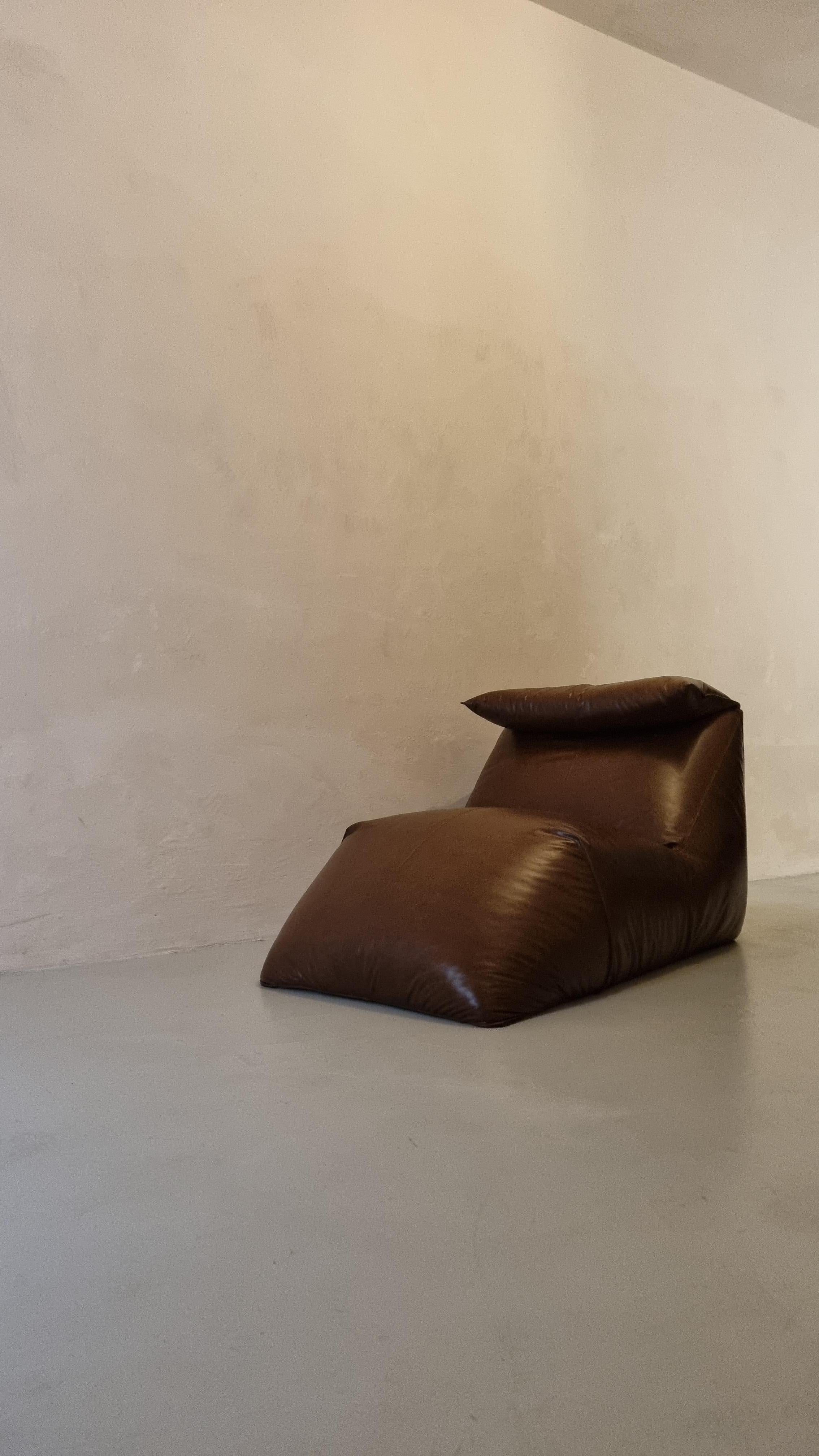 Le Bambole Chaise-Longue designed by Mario Bellini for B&B Italia, 1972.
The Bambole series won the Compasso d'Oro award in 1979. 
Le Bambole is an iconic piece of Italian design. included in the permanent collection of the MoMA in New York,