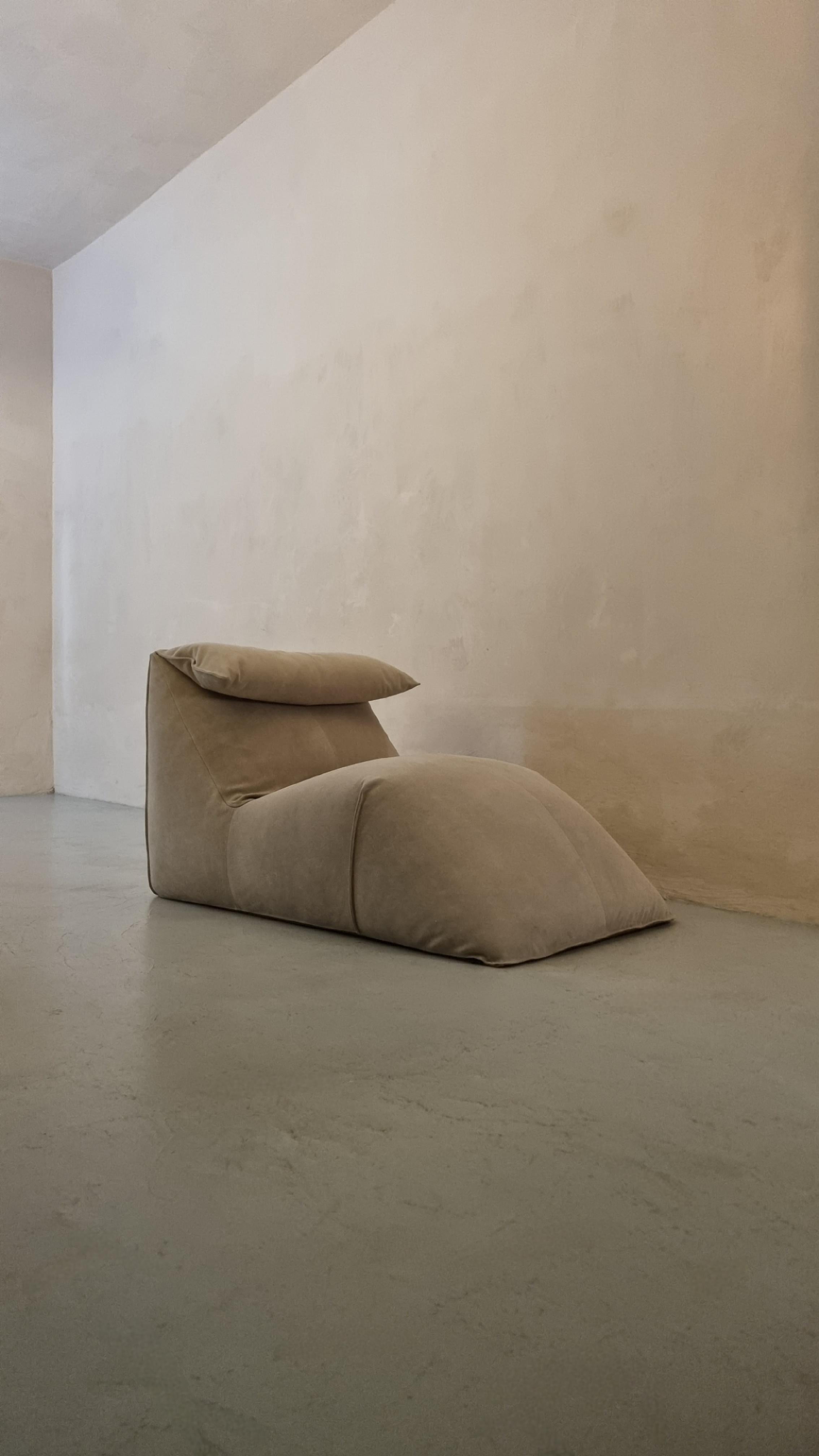 Le Bambole Chaise-Longue diseñada por Mario Bellini para B&B Italia, 1972.
Espuma de poliuretano, ante, restaurado.
Bibliografía: Domus n. 533, aprile 1974; C Fiell & P. Fiell,
1000 sillas, p. 400, Taschen, 2005.

La serie Bambole ganó el premio