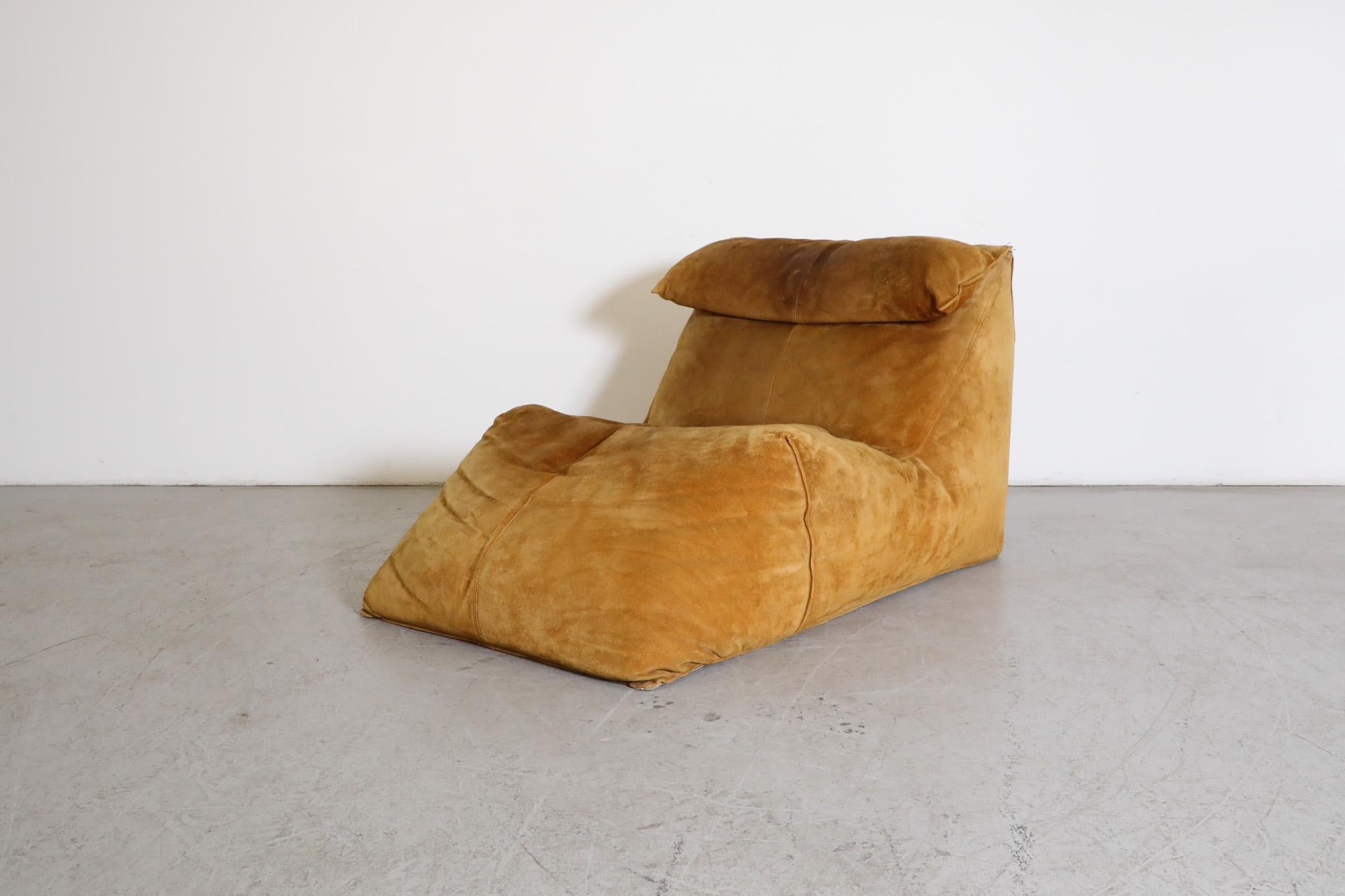 Le Bambole chaise lounge in butterscotch suede by Mario Bellini for C&B Italia, 1972. The Bambole series has become an iconic symbol of Italian design. It was awarded the 'Compasso d'Oro' award in 1979 and is now in MoMA's permanent collection. The