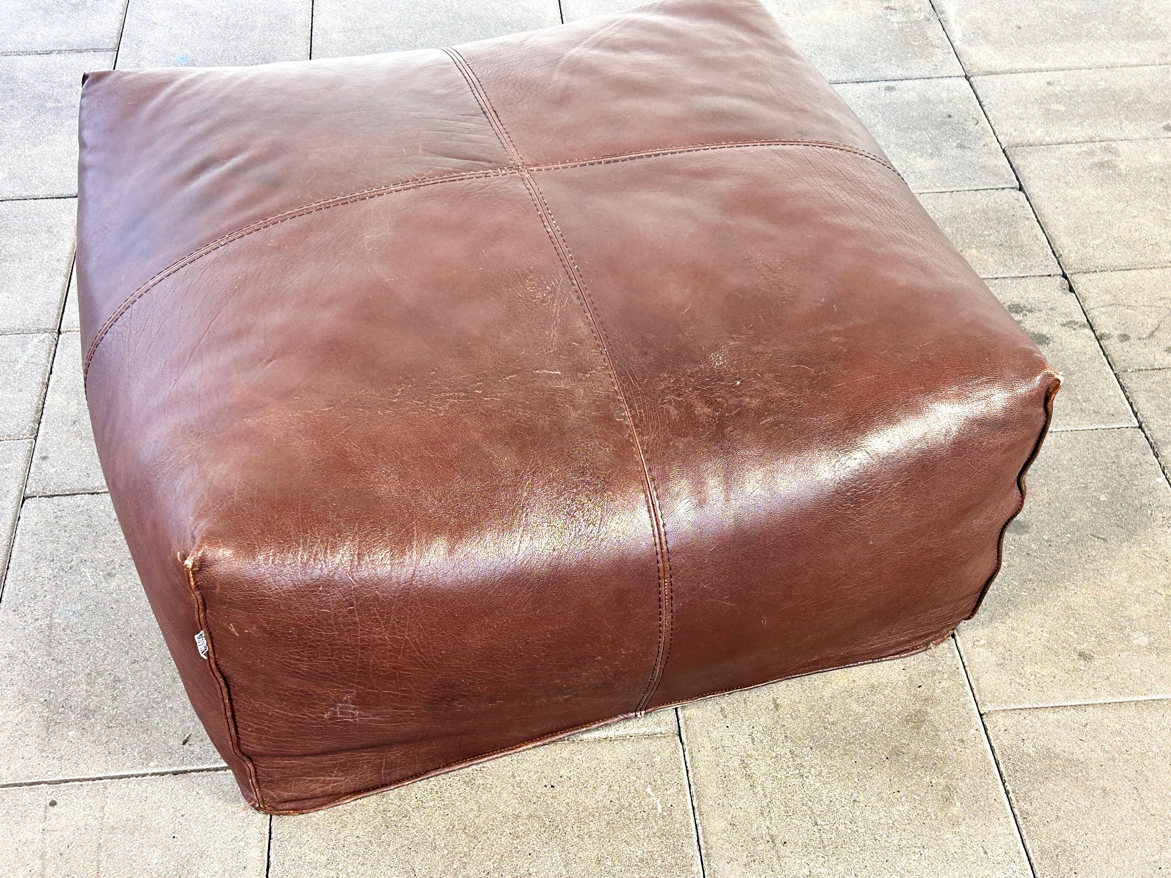 Le Bambole Leather pouf foot rest Design Mario Bellini 1978 for B&B Italia In Good Condition For Sale In Offenburg, Baden Wurthemberg