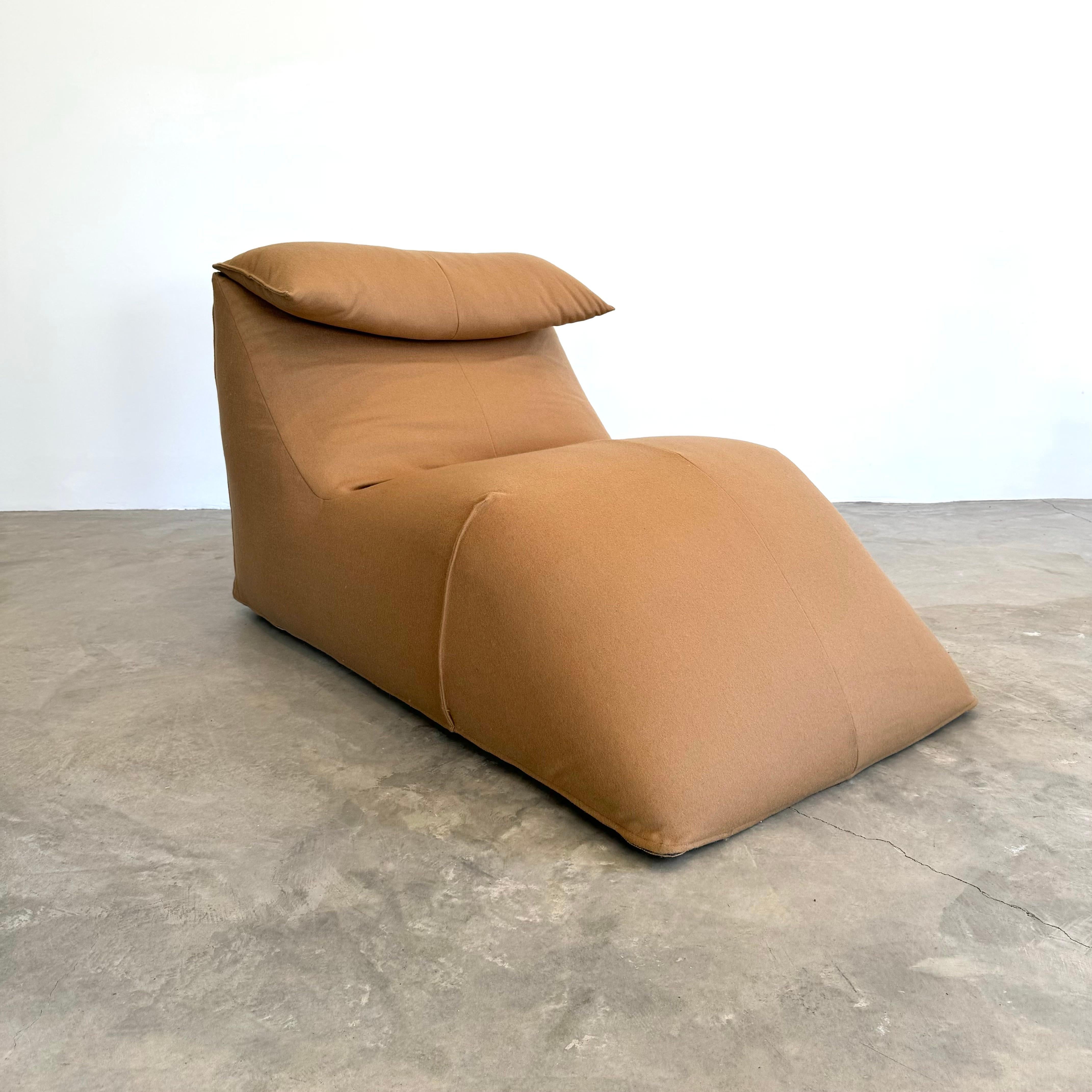 Superbe chaise longue Le Bambole par Mario Bellini pour B&B Italia. Fabriqué en Italie et présenté ici avec sa sellerie d'origine en feutre de laine des années 1970, de couleur Camel, dans un état fantastique. L'appui-tête se monte et se démonte par