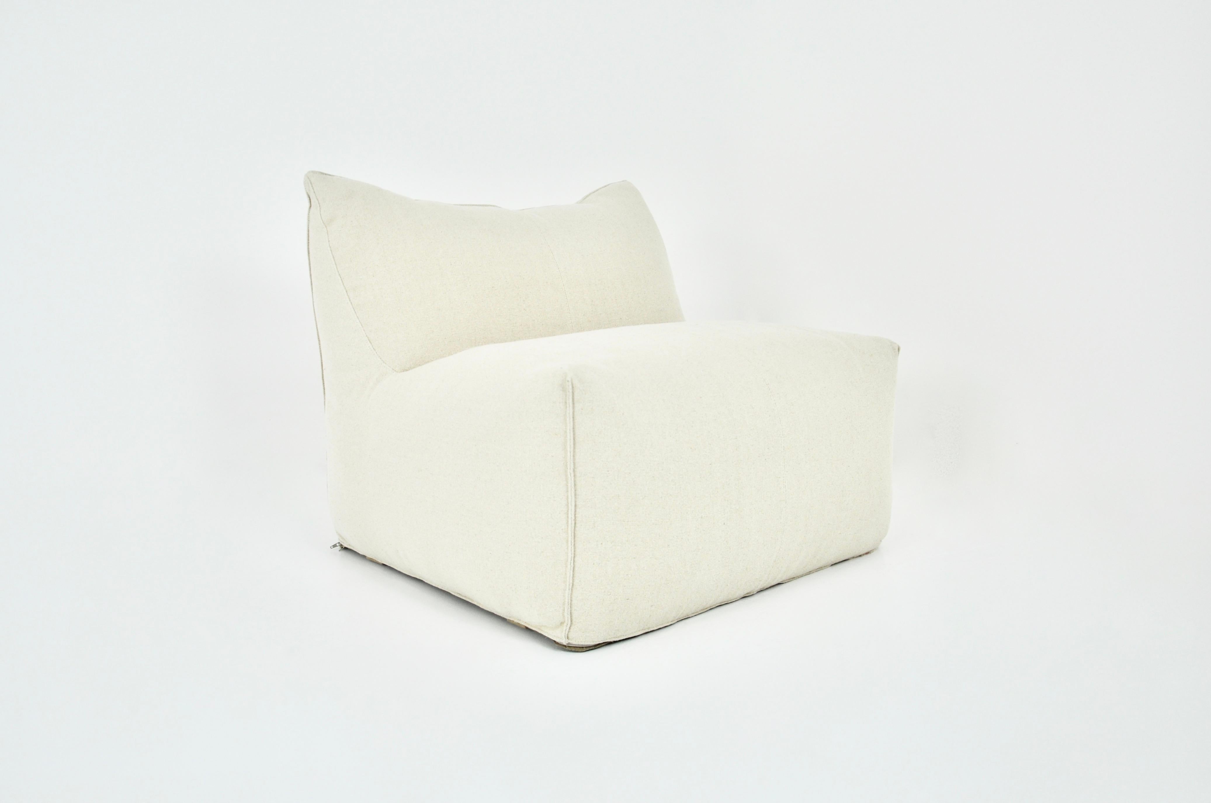 Lounge chair  in  fabric. Stamped under the seat. Seat height : 41cm. Wear due to time and age of the lounge chair