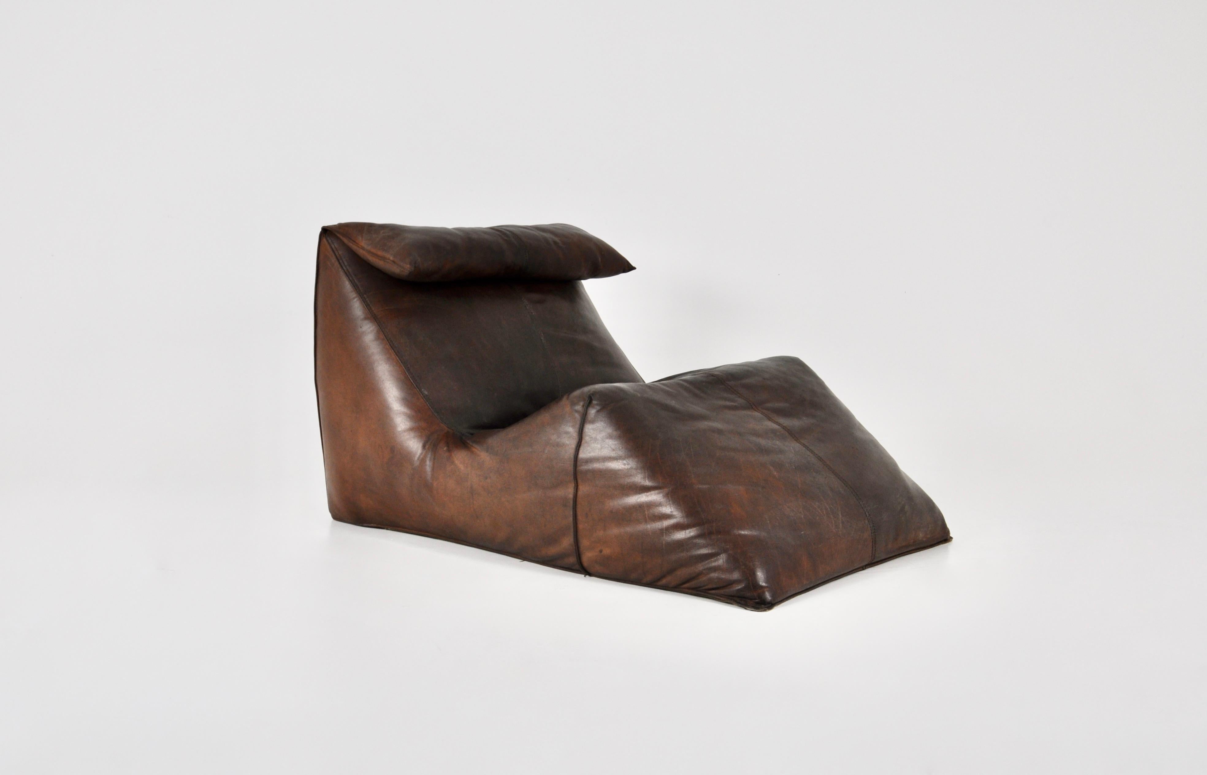 Lounge chair in brown leather designed by Mario Bellini. Model: Le Bambole. Stamped C&B Italia under the seat. Wear due to time and age of the lounge chair