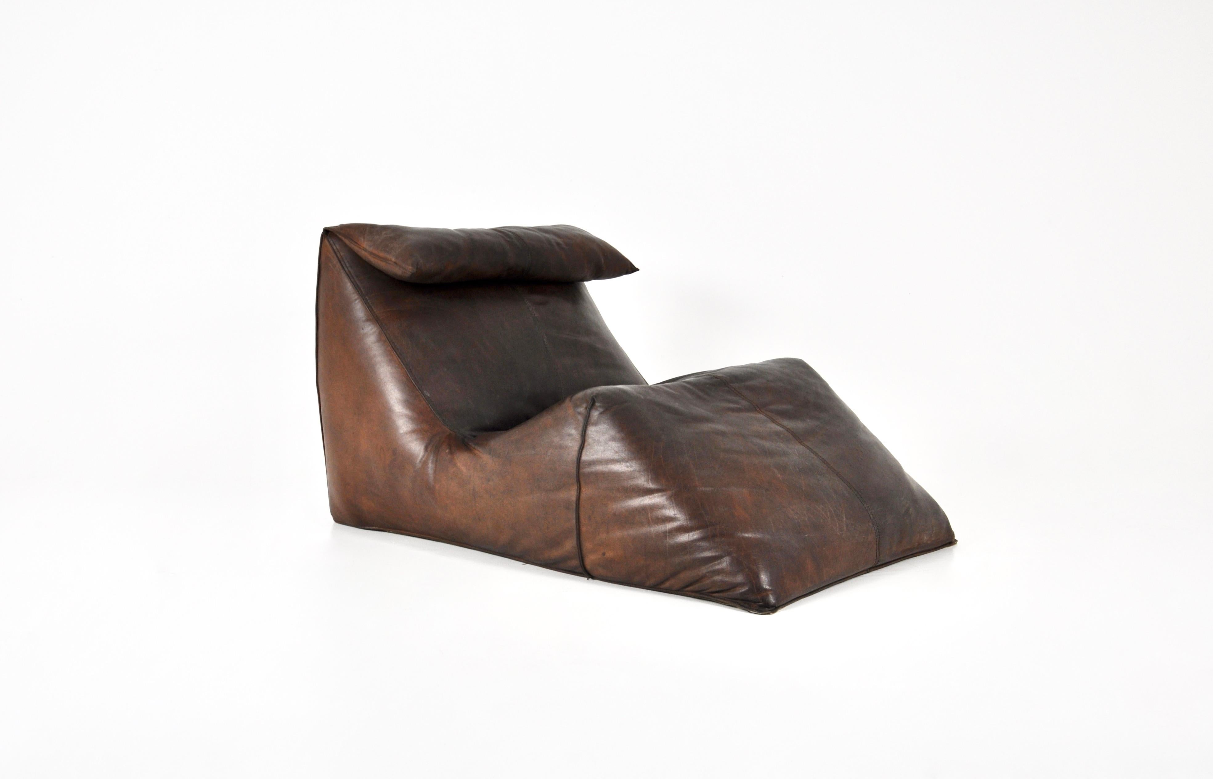 Lounge chair in brown leather designed by Mario Bellini. Model: Le Bambole. Stamped C&B Italia under the seat. Wear due to time and age of the lounge chair
For shipping, request us for receive the best price.