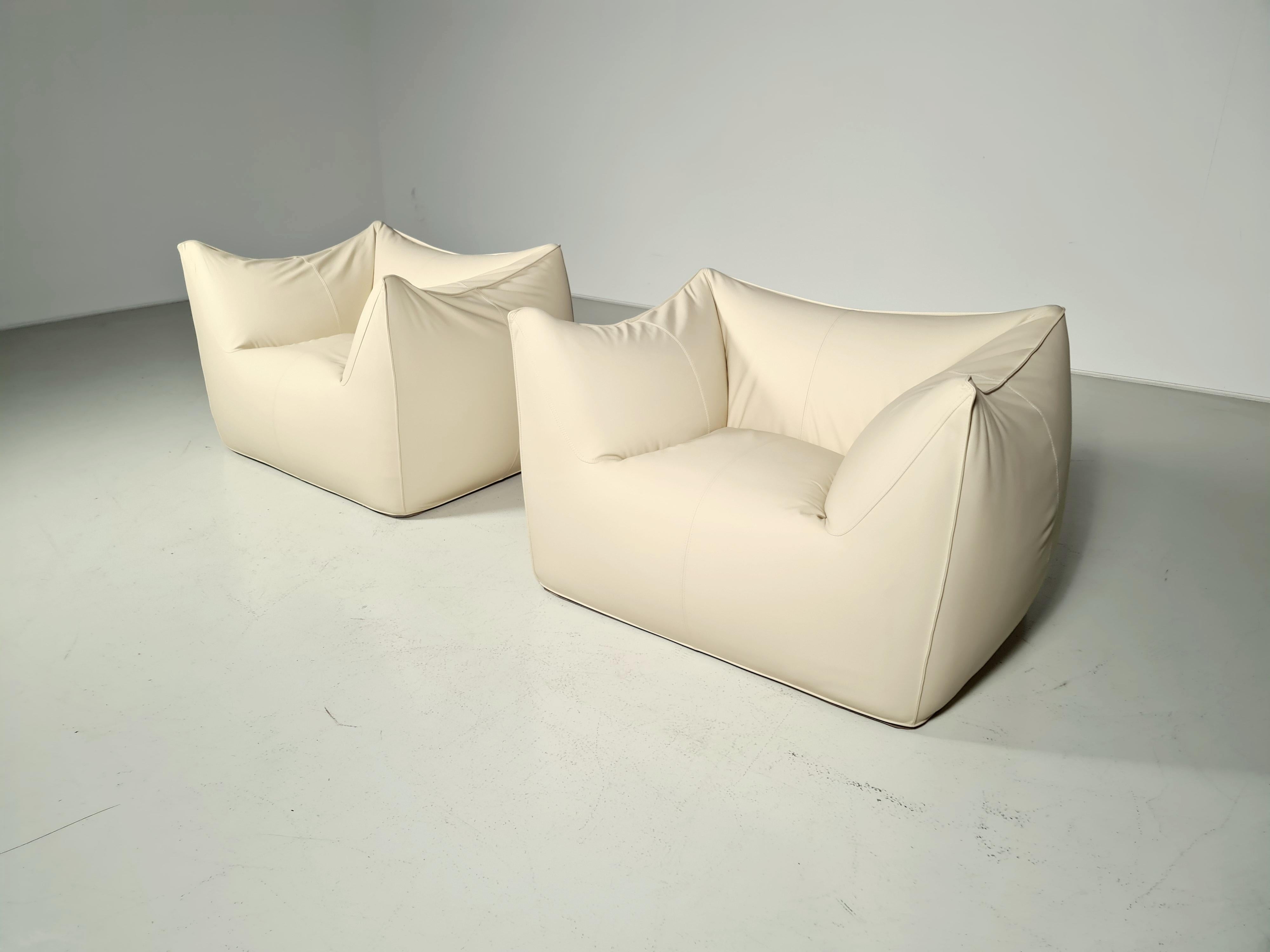 A beautiful Mario Bellini Le Bambole lounge chair, newly upholstered in soft creme-colored leather. Produced by B&B Italia, Italy in the 1970s. Marked on the underside. The Le Bambole collection was an absolute success and an instant Classic,