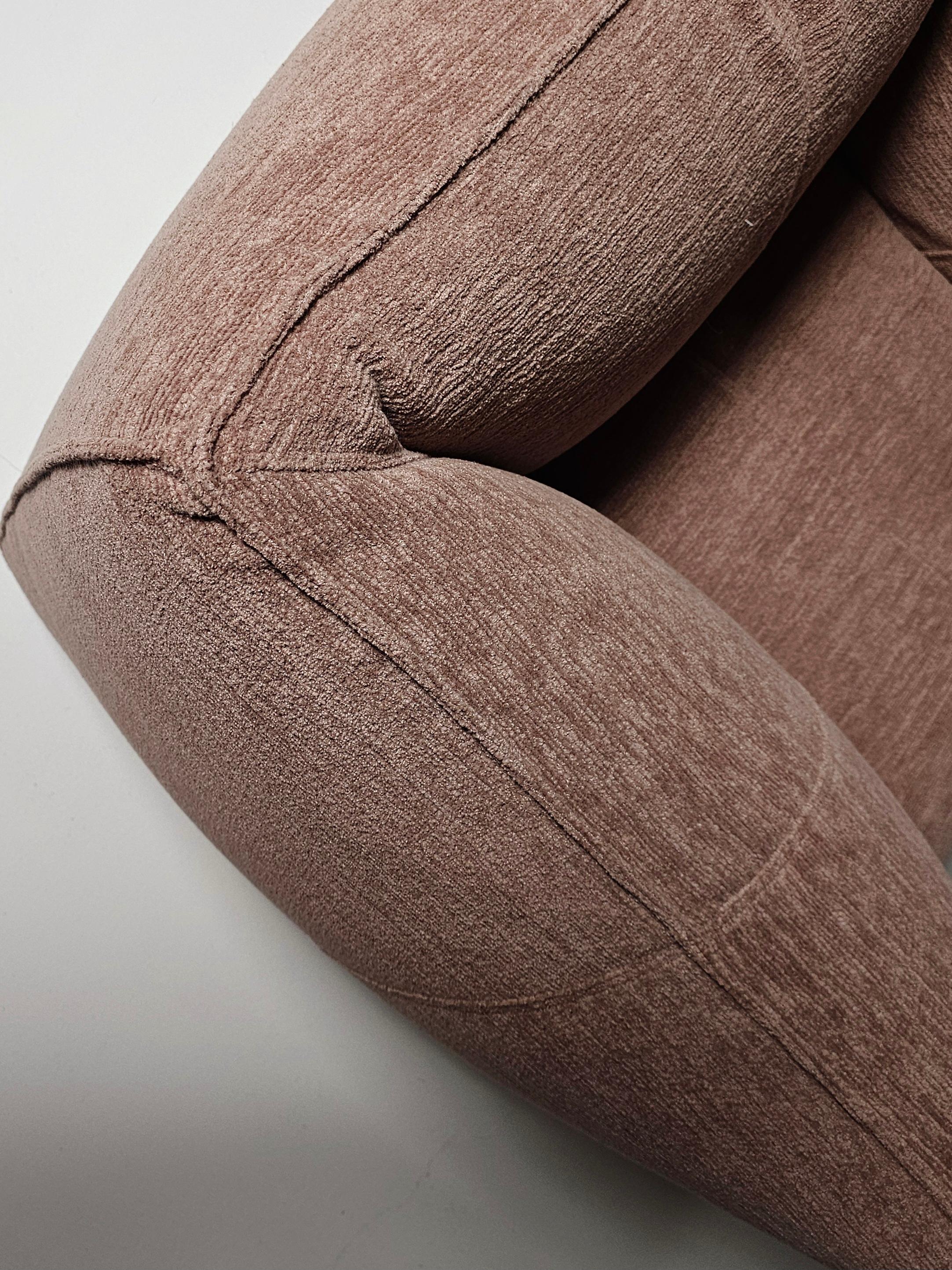 Le Bambole Lounge Chairs in pink chenille by Mario Bellini for C&B Italia, 1970s For Sale 3