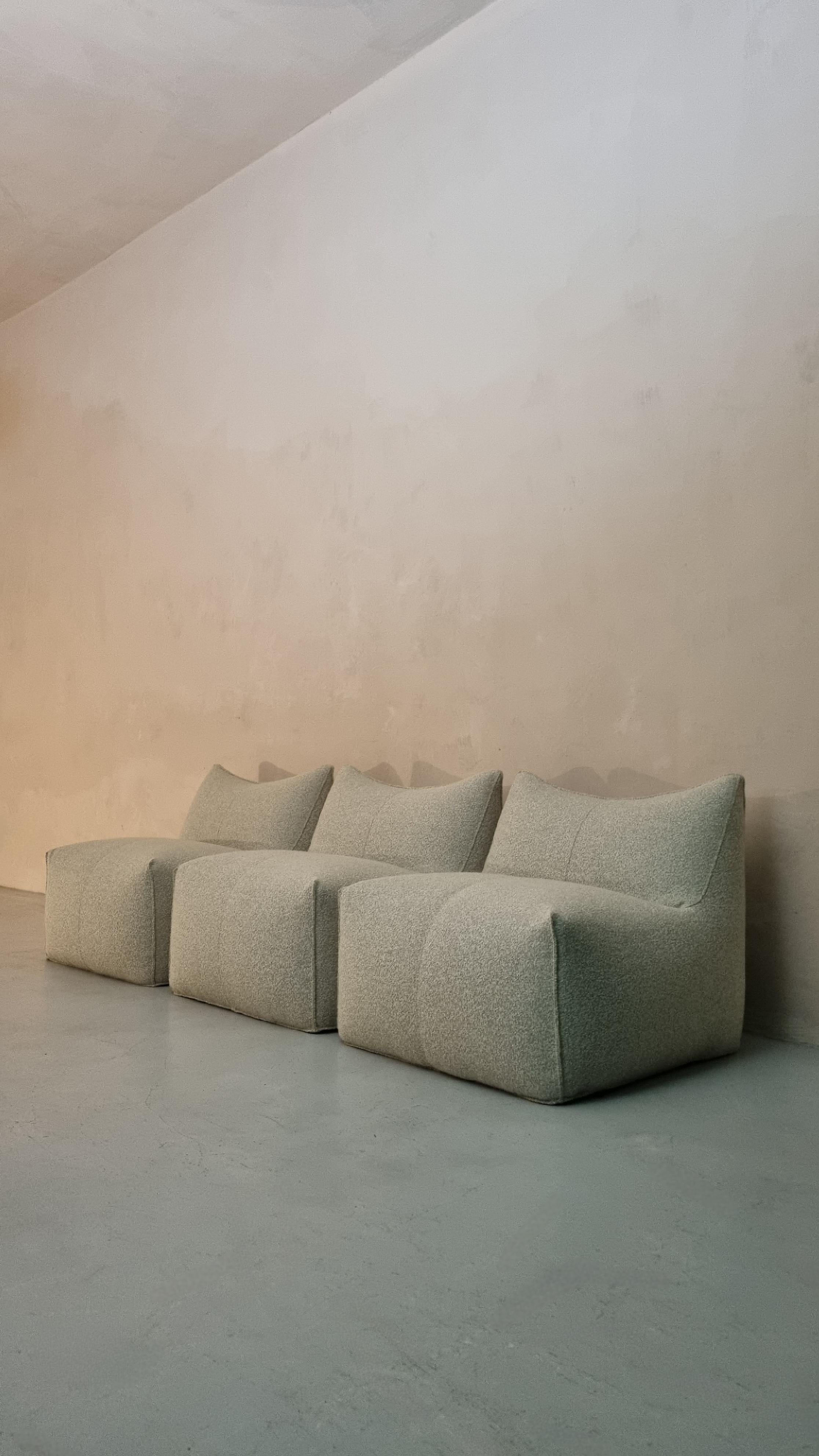 Sofá Le Bambole de 3 plazas diseñado por Mario Bellini para B&b Italia , la serie Bambole ganó el premio Compasso d'Oro en 1979, retapizado en tela de algodón, Le Bambole es una pieza icónica del diseño italiano.   incluida en la colección