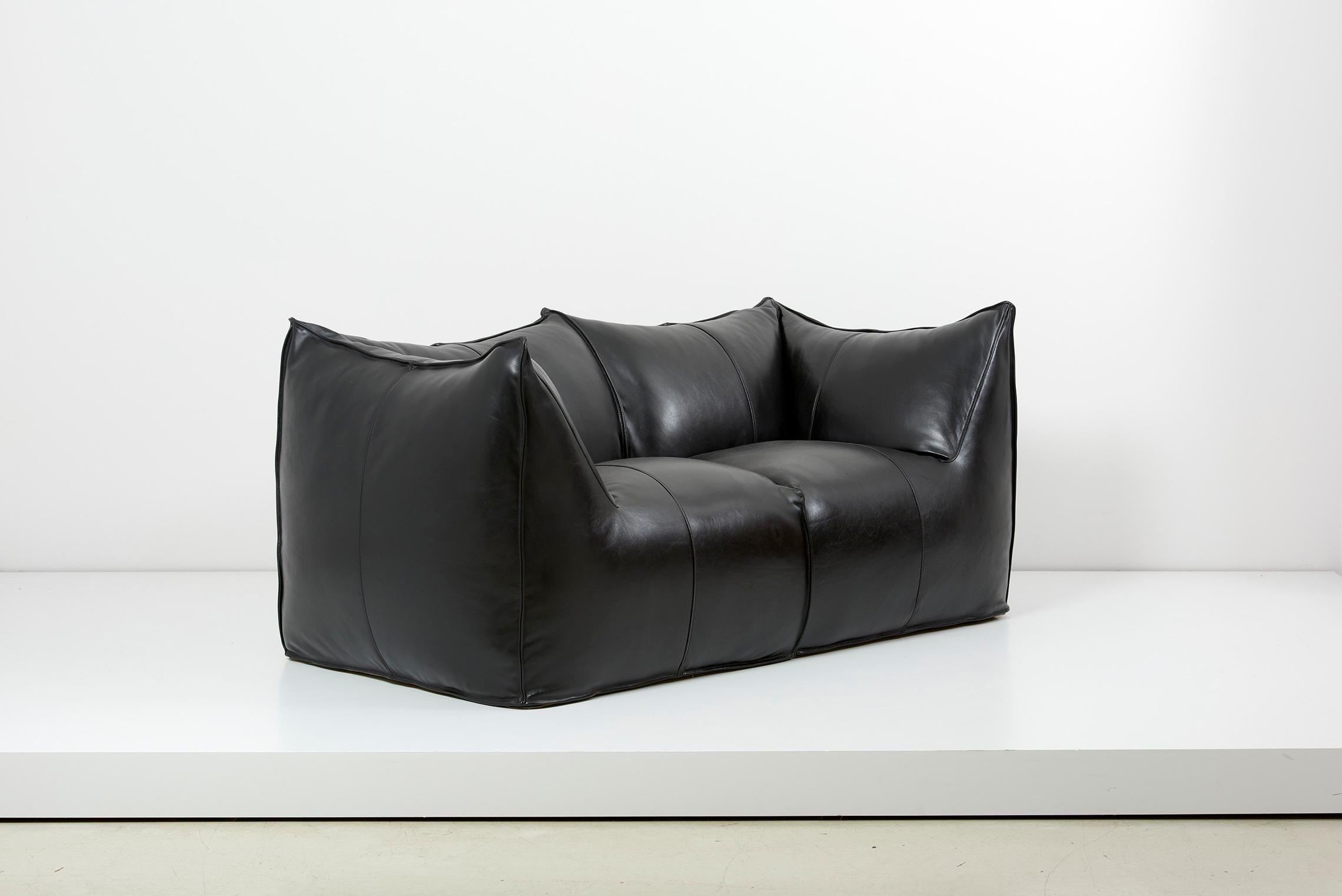 'Le Bambole' 2-seat sofa, designed in 1970s by Mario Bellini and manufactured by B&B Italia in Italy.
New upholstered in black leather.