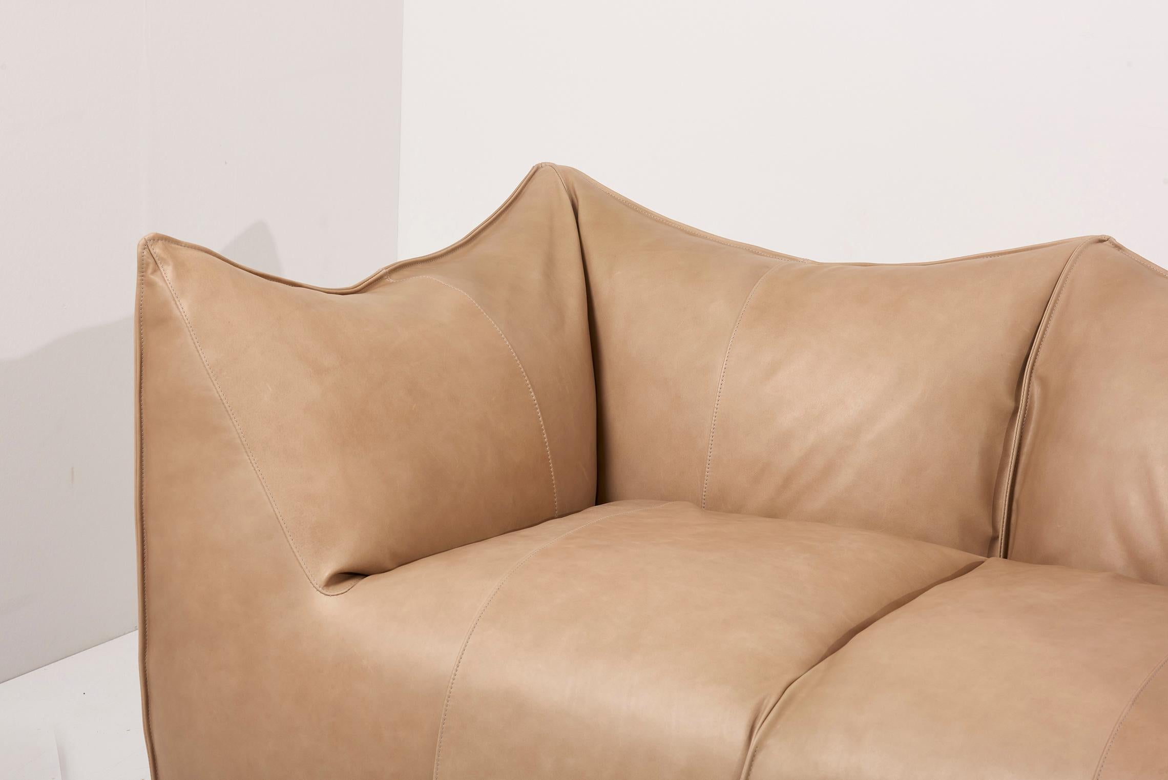 'Le Bambole' 2-seat sofa, designed in 1970s by Mario Bellini and manufactured by B&B Italia in Italy in mud brown aniline leather.