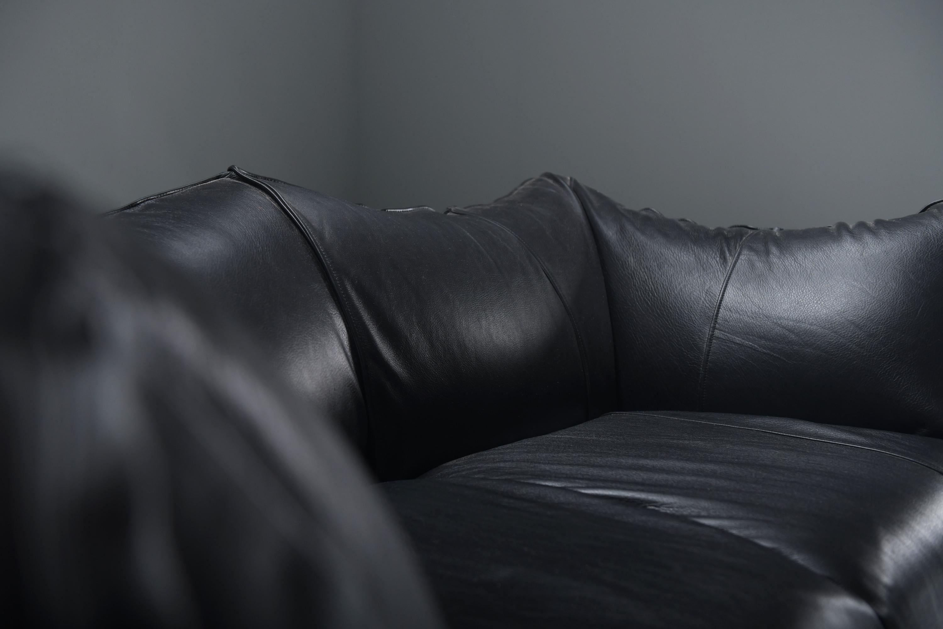 Le Bambole sofa in black leather by Mario Bellini for B & B Italia For Sale 3