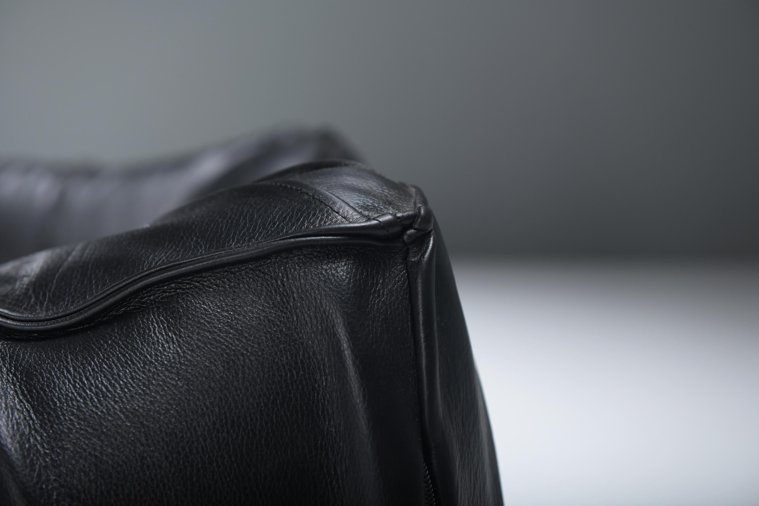 Le Bambole sofa in black leather by Mario Bellini for B & B Italia For Sale 4