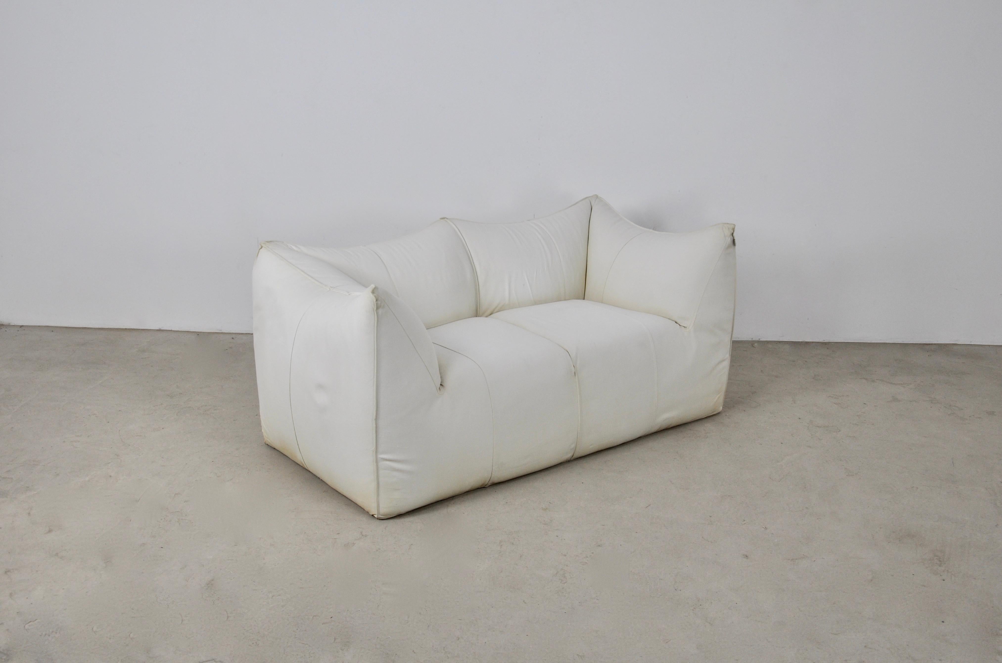 White fabric sofa. B&B label on armrest. Measures: Seat height: 43cm. Wear due to time and age of the chair.