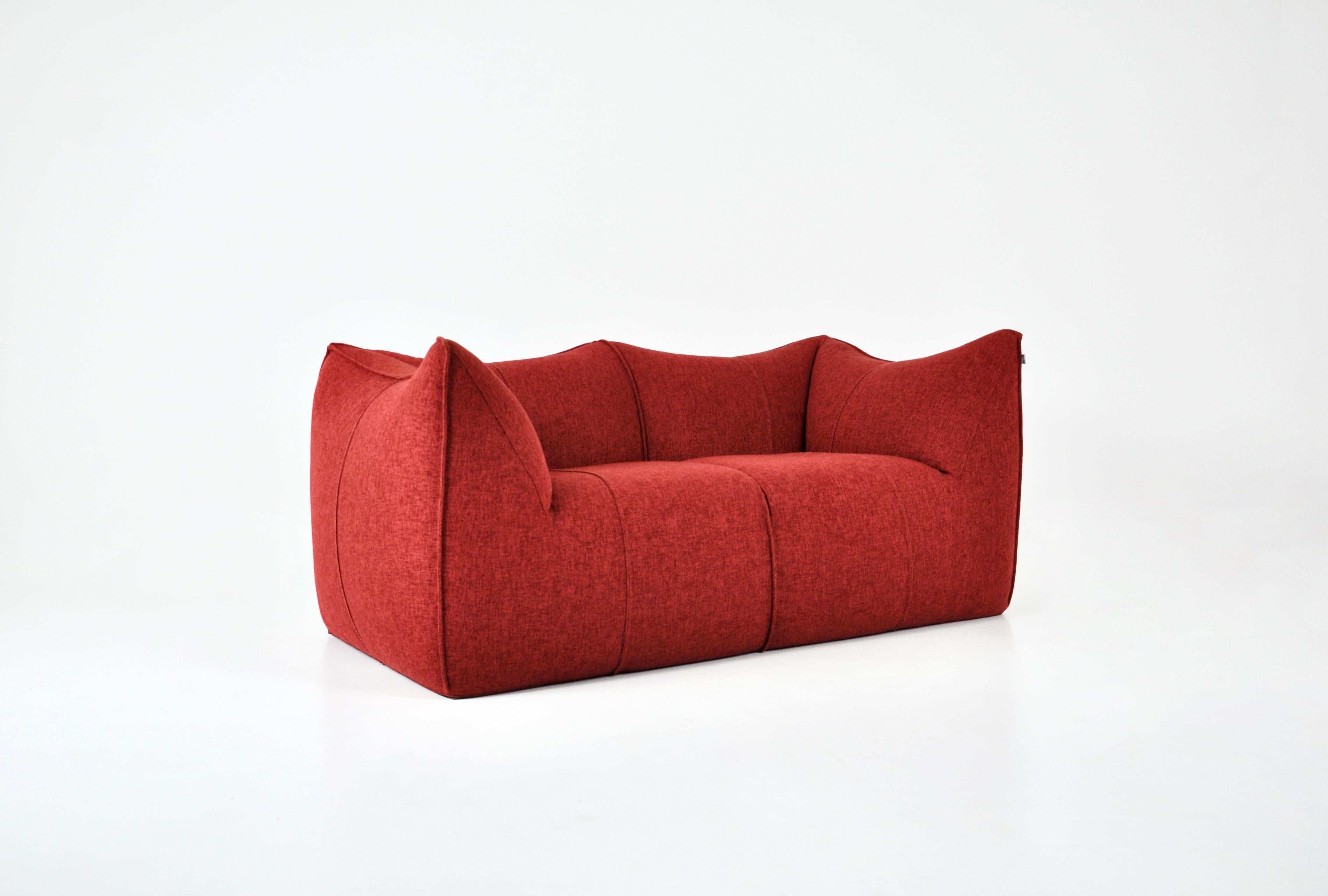 Sofa aus rotem Stoff, Modell: Le Bambole von Mario Bellini. Sitzhöhe: 42 cm. Gestempelt B&B Italia und mit allen Originaldokumenten. Sehr guter Zustand. Zeit- und altersbedingte Abnutzung.
Für den Versand, fragen Sie uns für den besten Preis zu