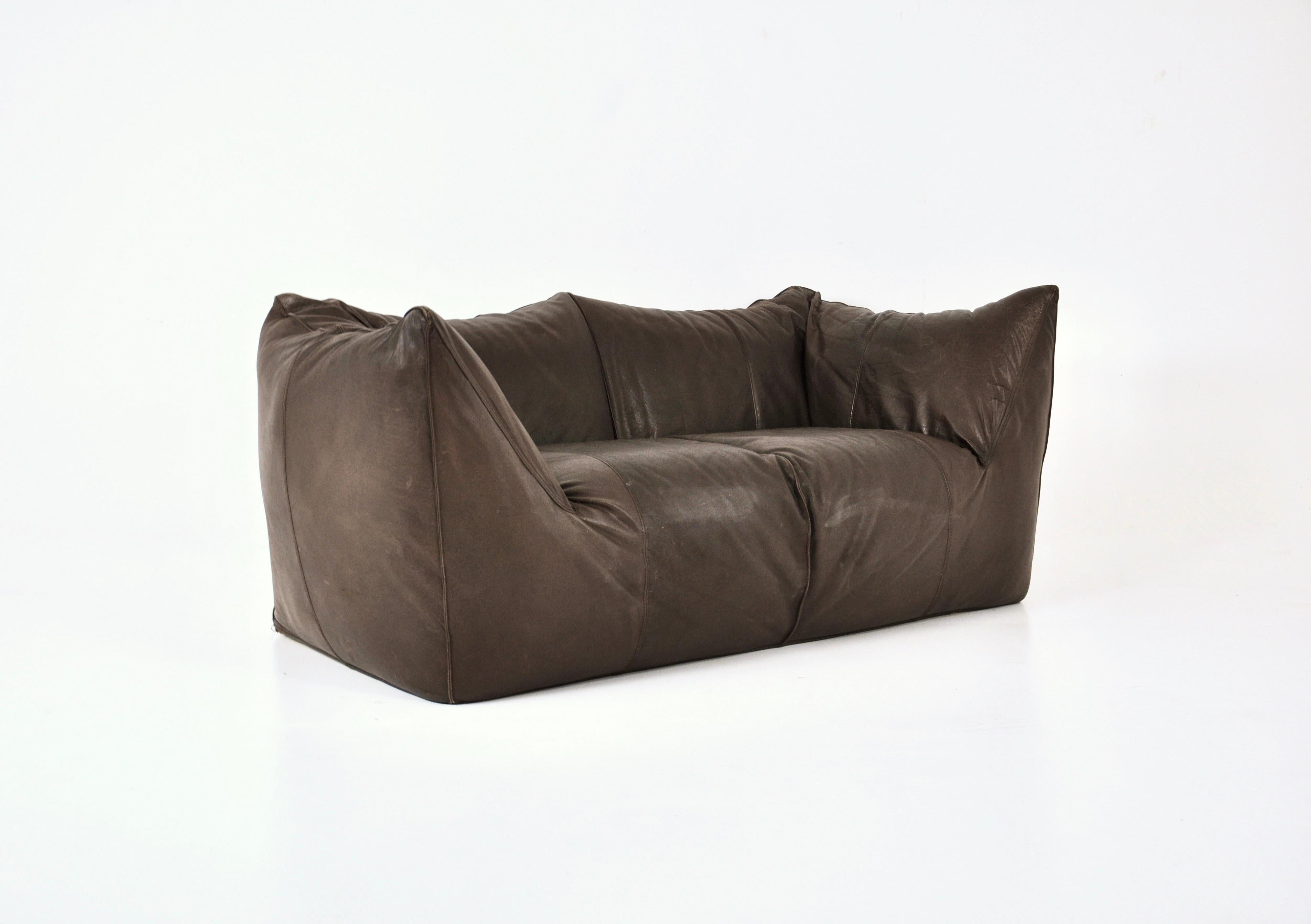 Brown leather sofa, model: Le Bambole by Mario Bellini. Seat height: 41 cm. Stamped B&B Italia on the underside. Wear due to time and age of the sofa.  
FOR SHIPPING, REQUEST US FOR RECEIVE THE BEST PRICE