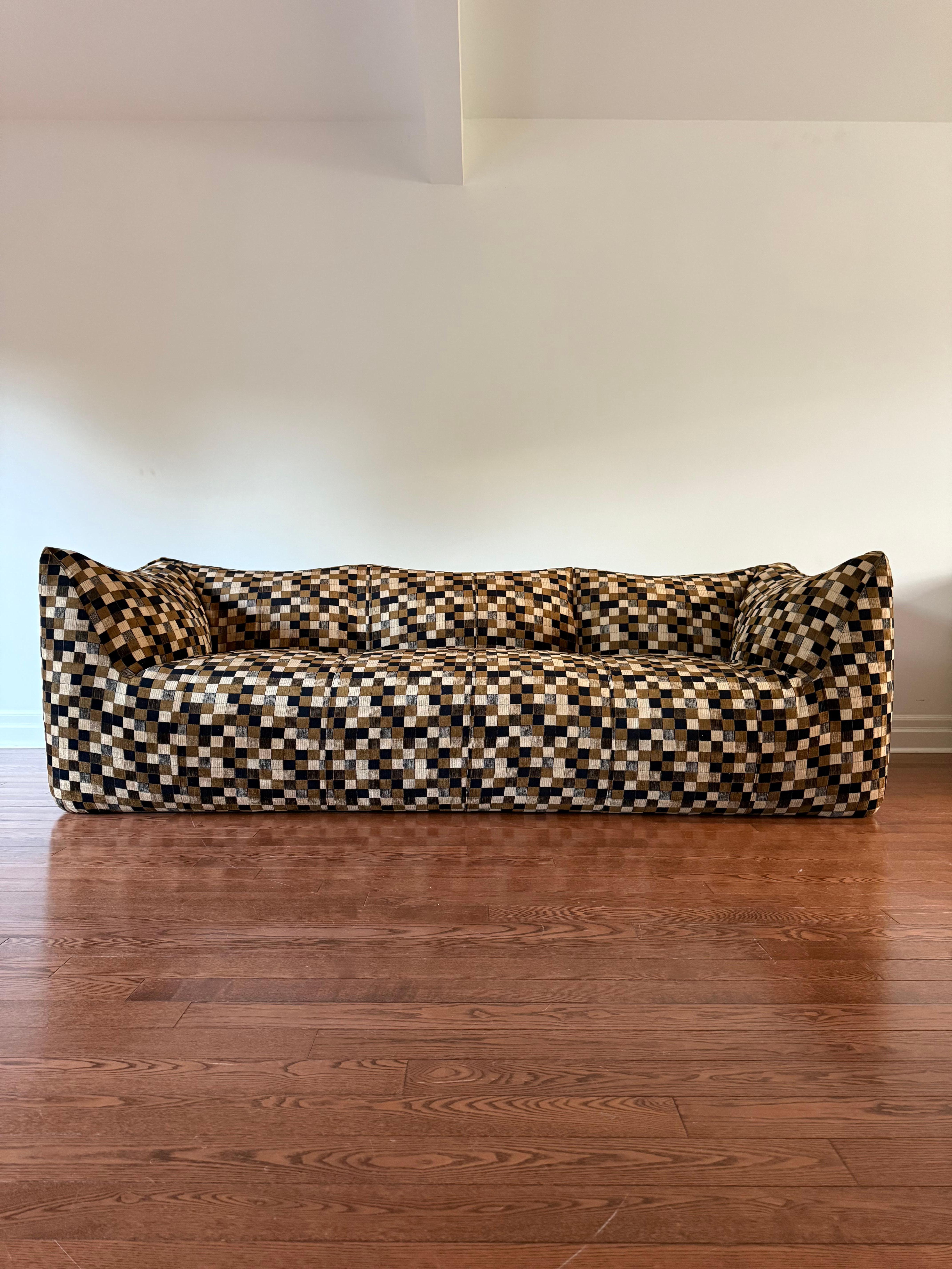 Presentamos el icónico diseño Le Bambole, obra de Mario Bellini para B&B Italia, en un rarísimo ejemplo de sofá de 3 plazas. Diseñado originalmente en 1972. Este sofá original se fabricó en Italia en 1976. Desde entonces, el sofá se ha retapizado