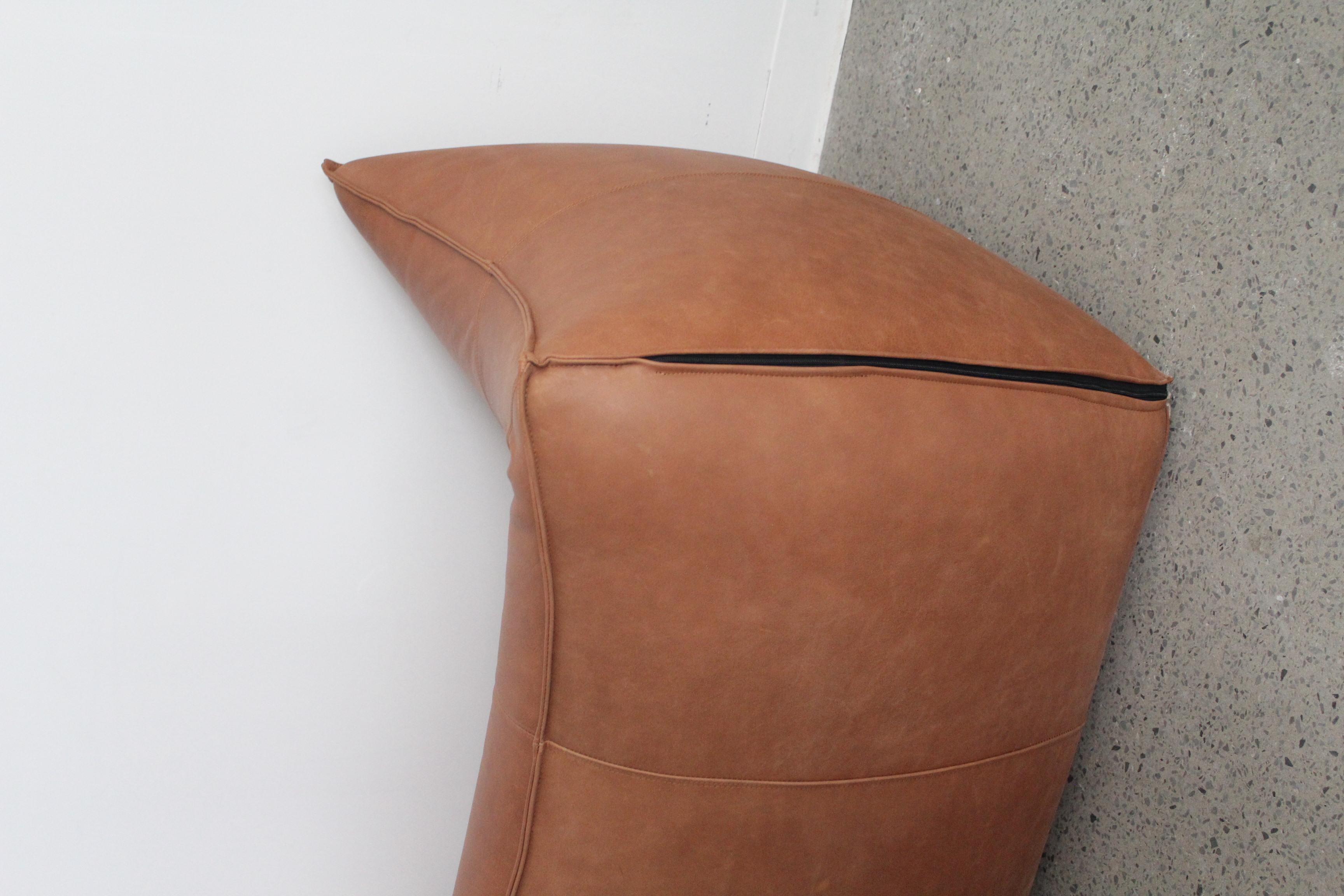 Loveseat Le Bambole von Mario Bellini für B&B Italia, 1970er Jahre. Dieses ikonische Sofa besteht aus dickem büffelbraunem Leder - Innenausstattung aus Polyurethanschaum mit Metallrahmen.

In gutem Vintage-Zustand, das Sofa wurde neu