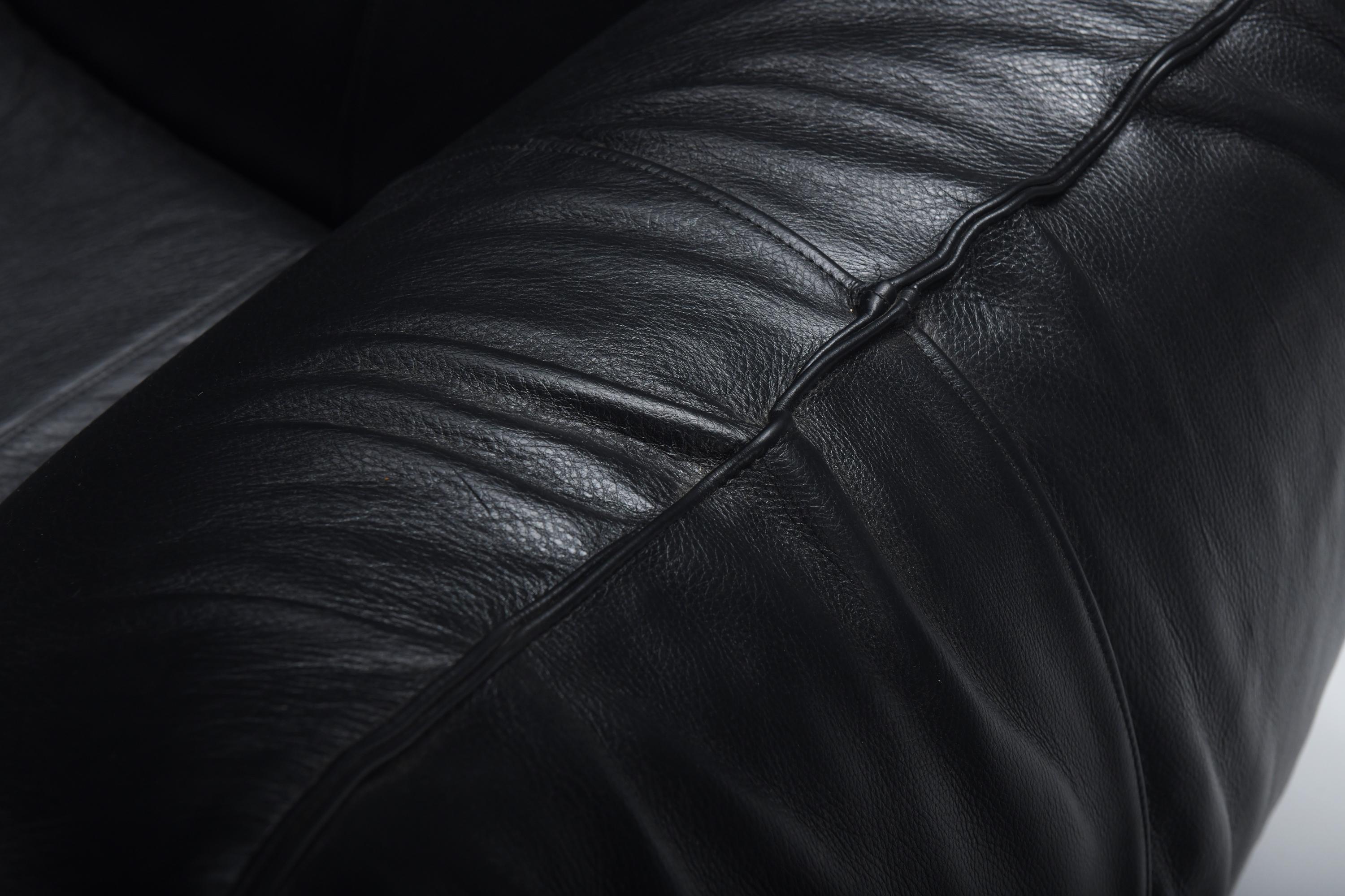 Le Bambole sofa in black leather by Mario Bellini for B & B Italia For Sale 5