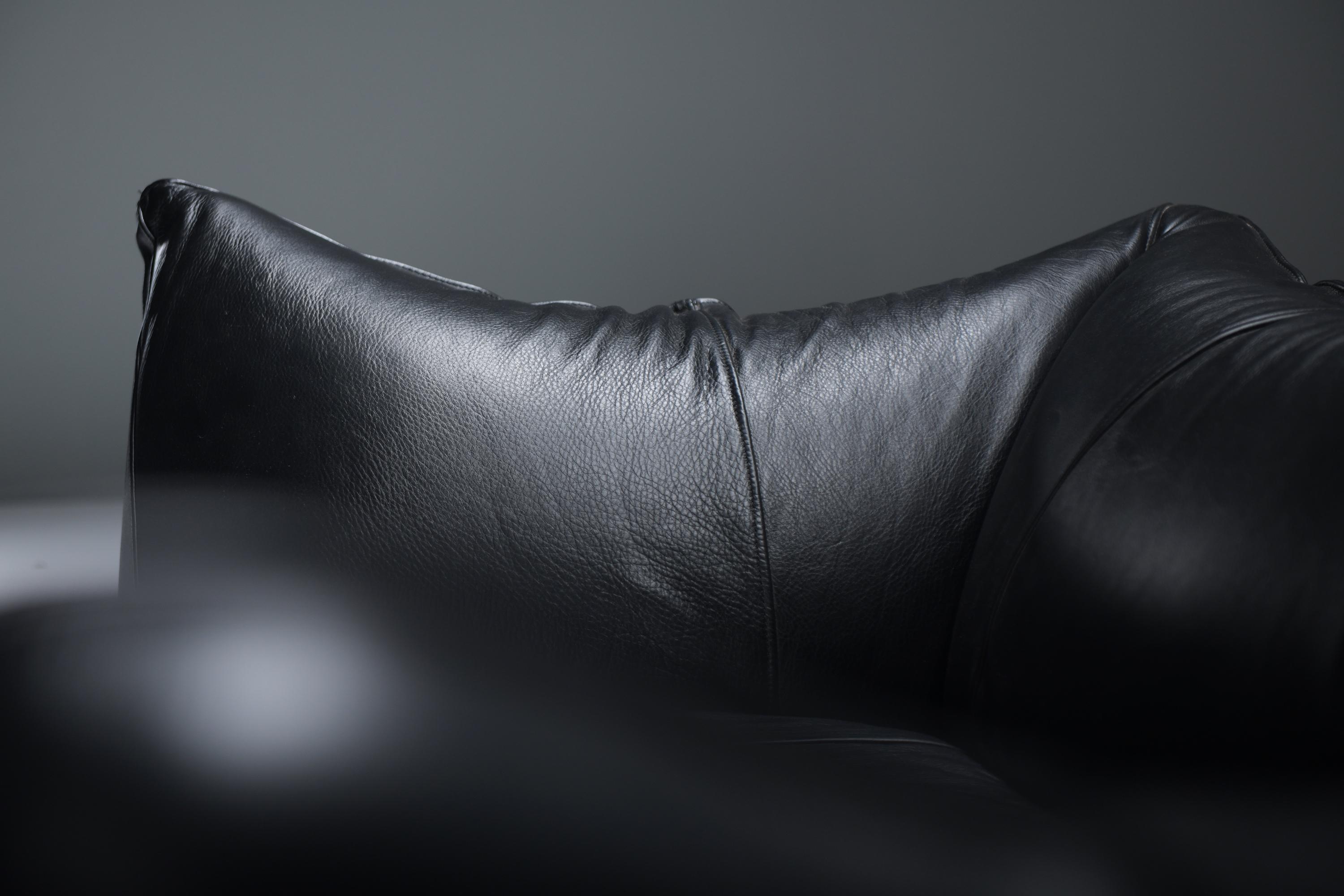 Le Bambole sofa in black leather by Mario Bellini for B & B Italia For Sale 2