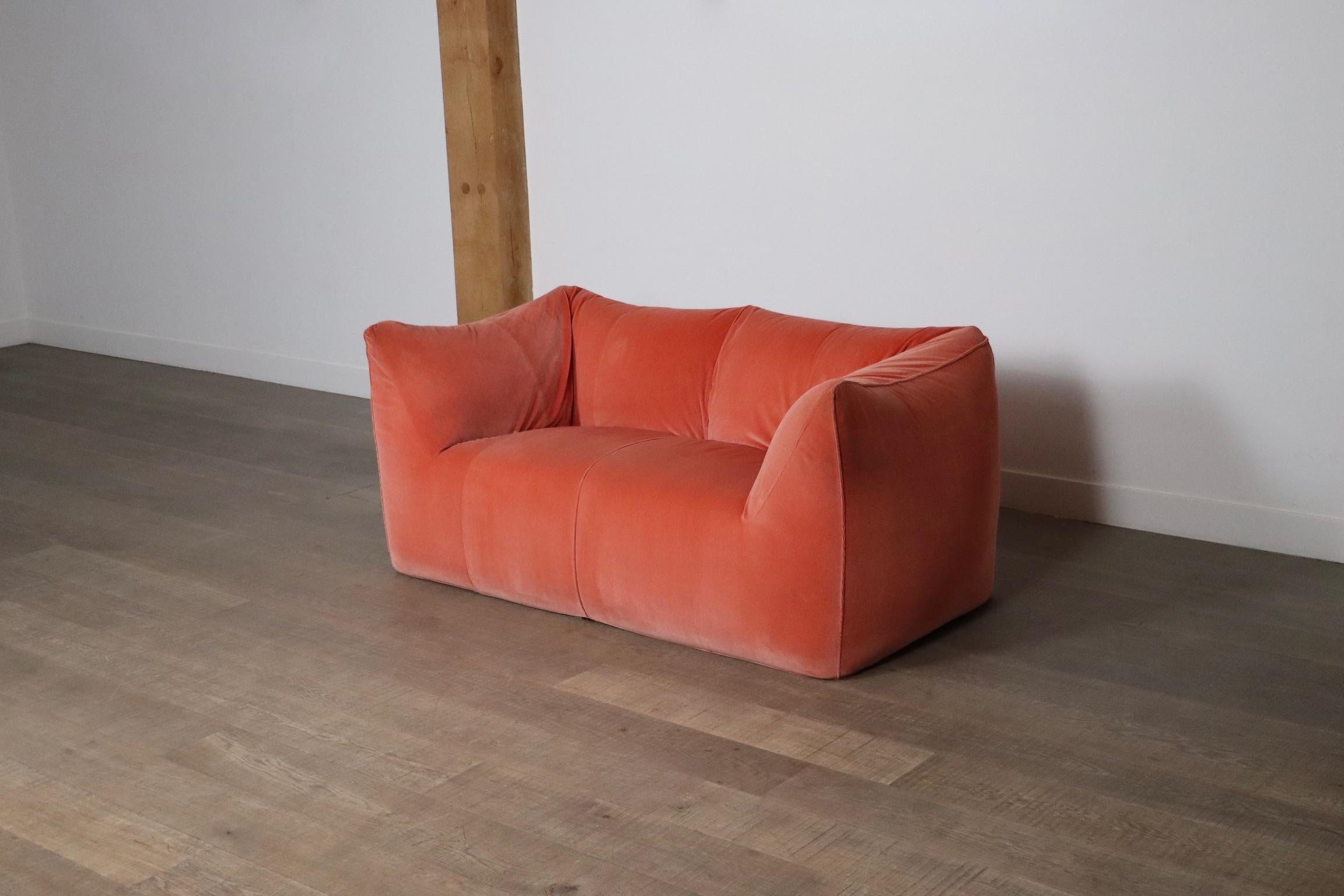 Stunning “Le Bambole” two seater sofa designed by Mario Bellini for B & B Italia in the 1970s. A beautiful edition in high quality coral velvet with a nice soft touch adding to this comfortable and “chunky” design. Besides the outstanding comfort