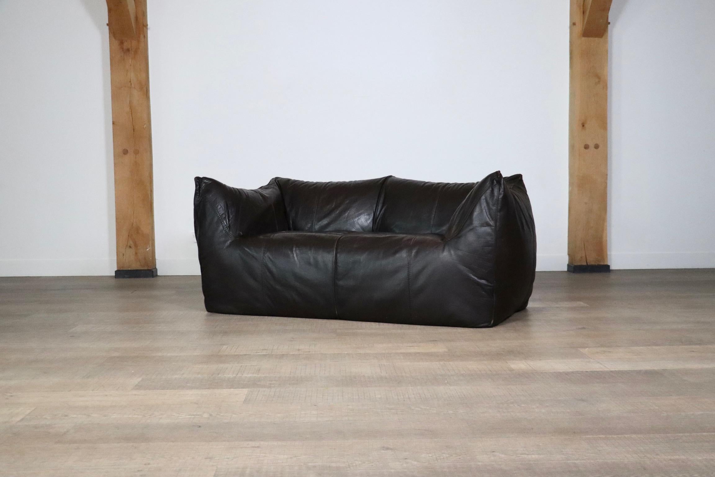 Stunning “Le Bambole” two seater sofa designed by Mario Bellini for B & B Italia in the 1970s. A beautiful edition in its original high quality dark brown leather with nice overall patina and a beautiful texture. Besides the outstanding comfort this