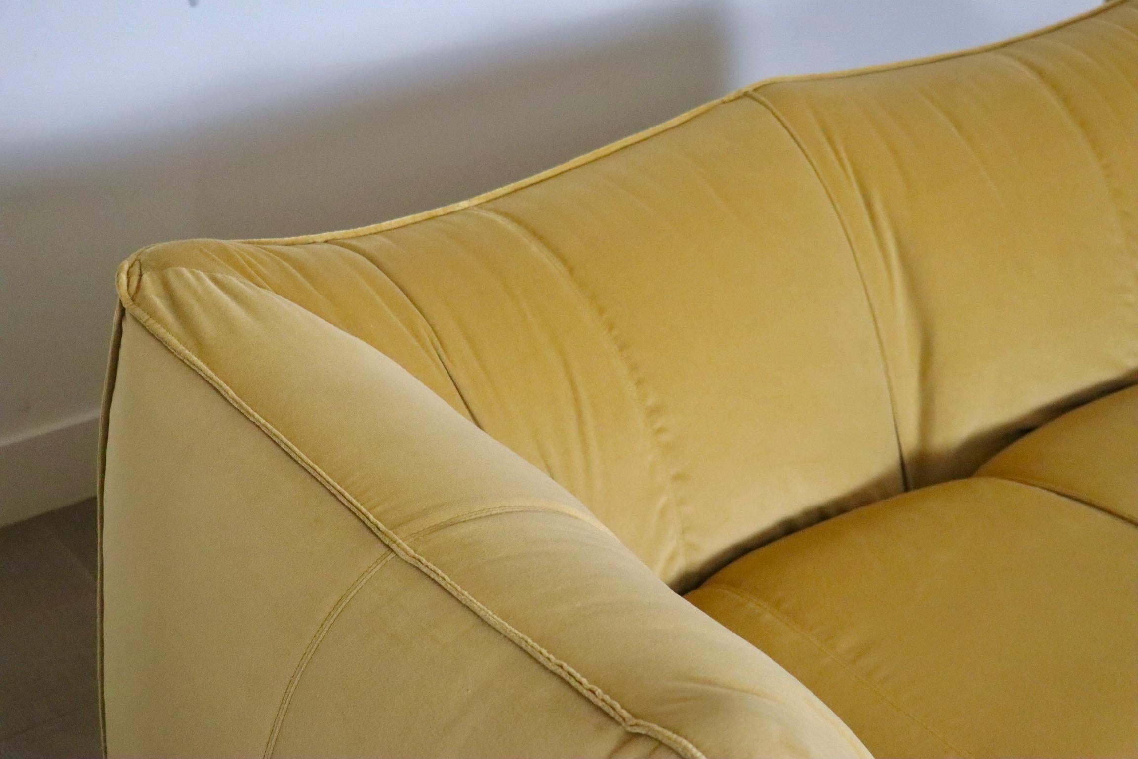 Le Bambole Sofa In Mustard Velvet By Mario Bellini For B&B Italia, 1970s In Good Condition In ABCOUDE, UT