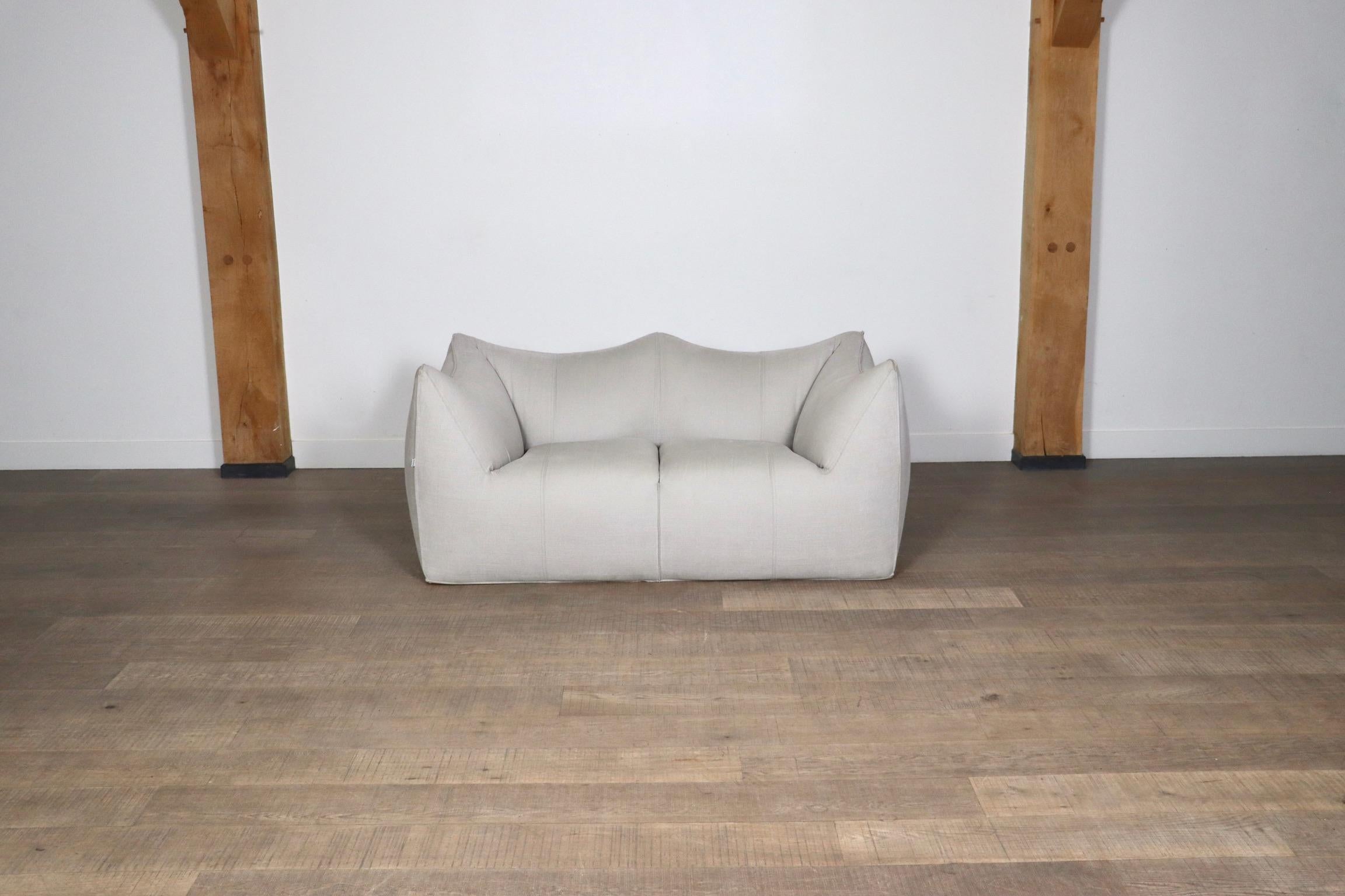 Stunning “Le Bambole” two seater sofa designed by Mario Bellini for B & B Italia in the 1970s. A beautiful edition in high quality off white linen fabric, which adds a nice texture to this comfortable and “chunky” design. Besides the outstanding