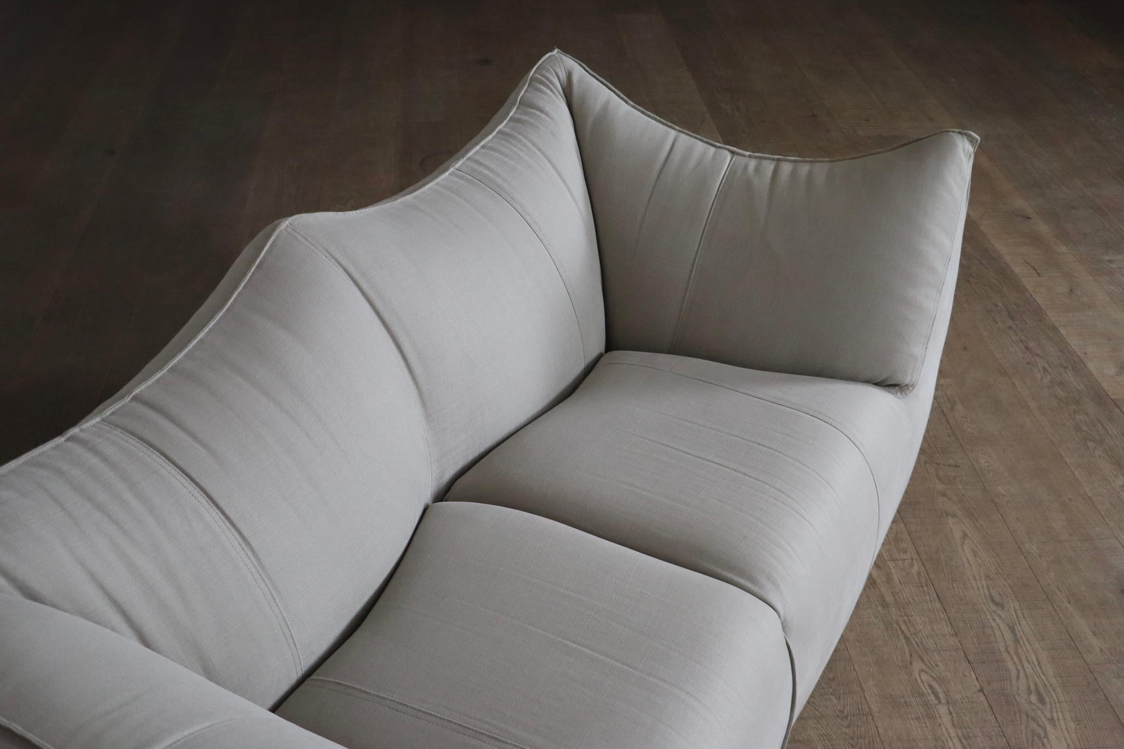 Le Bambole Sofa In Off White Linen By Mario Bellini For B&B Italia, 1970s For Sale 2