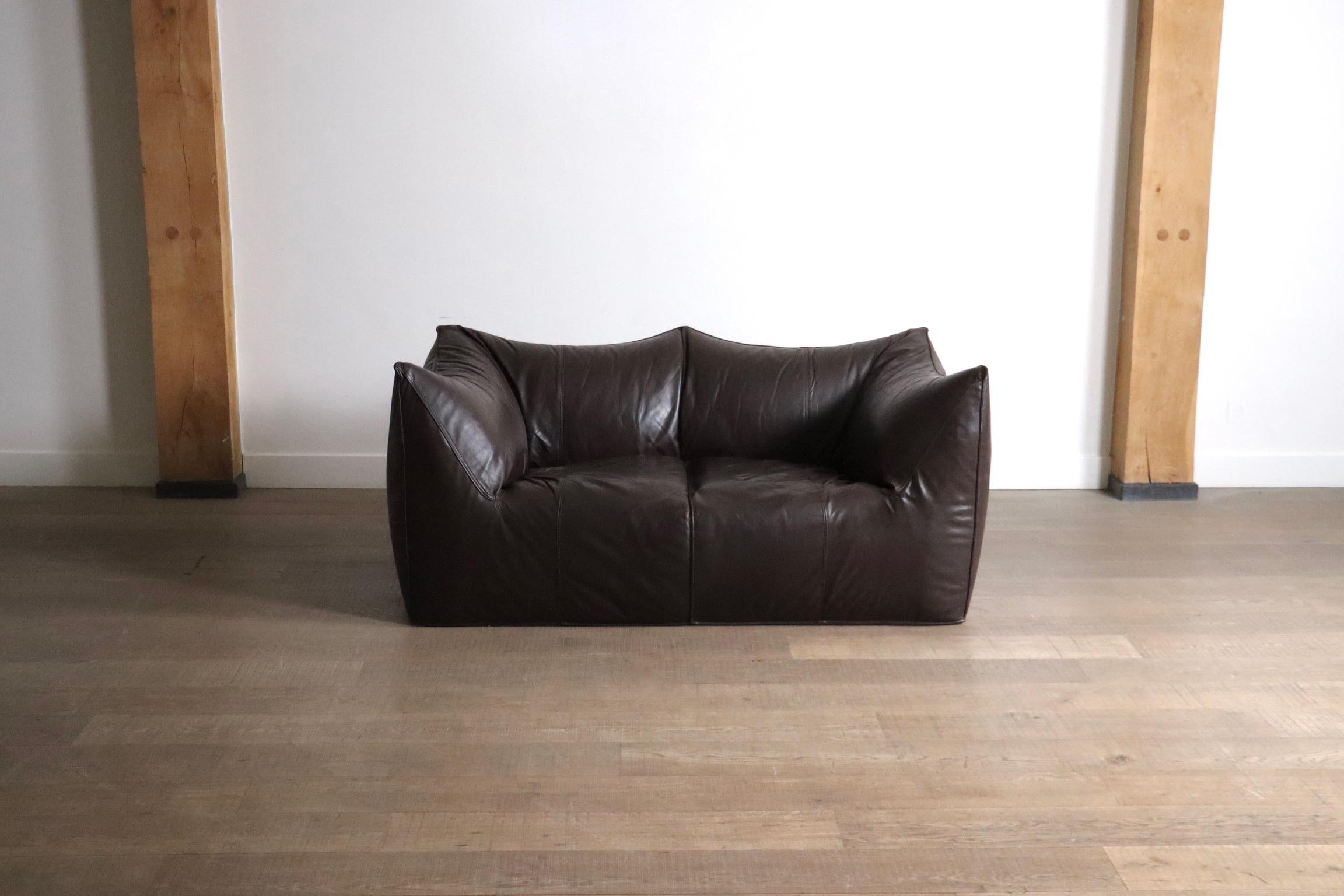 Schönes Sofa Le Bambole in original dunkelbraunem Leder, entworfen von Mario Bellini für B&B Italia in den 1970er Jahren.

Diese schöne Ausgabe kommt in ihrem ursprünglichen dunkelbraunen Leder, das noch in sehr gutem Zustand mit einer schönen