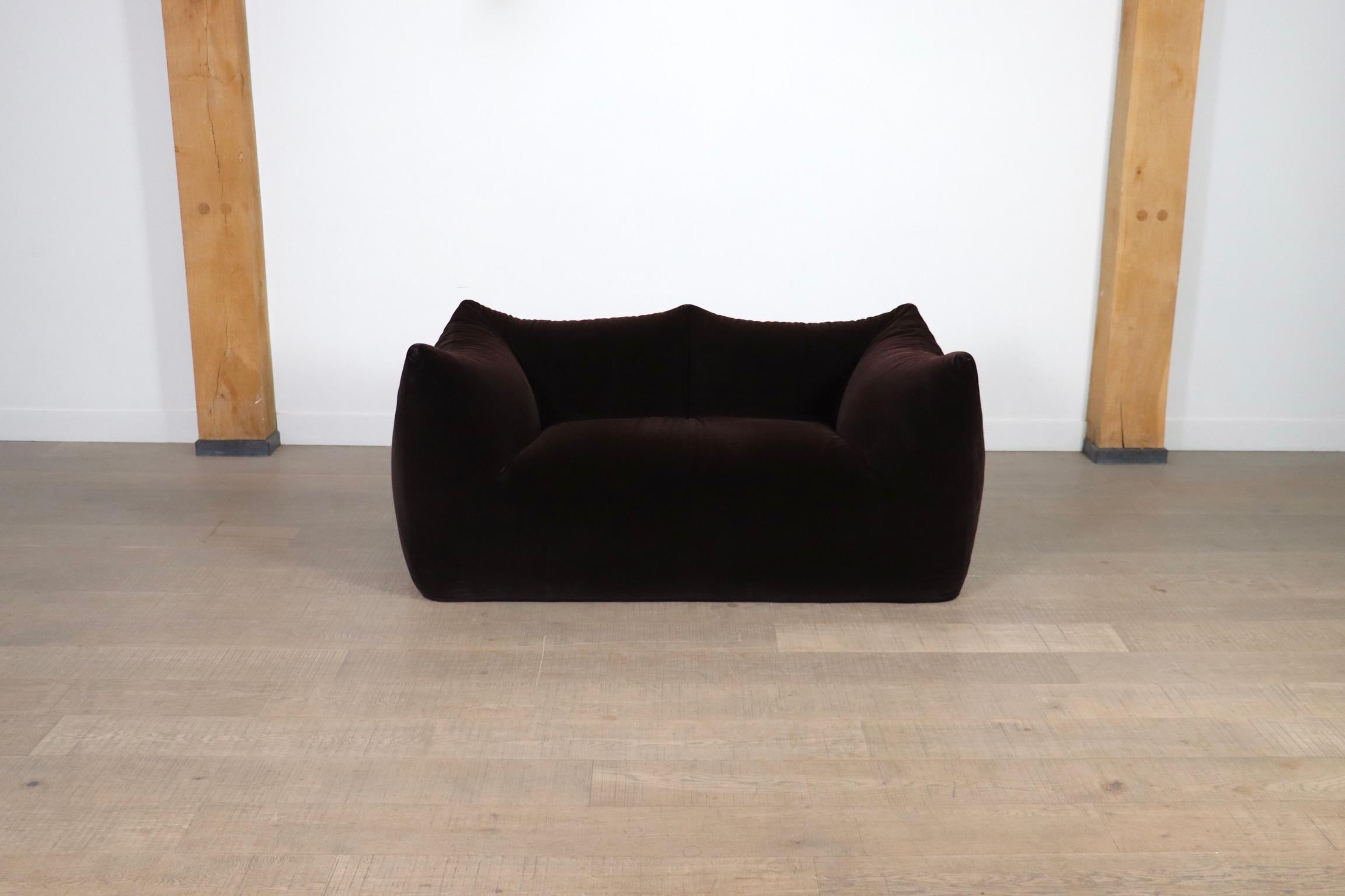 
Beautiful Le Bambole sofa in original thick mohair/ alpaca velvet in dark brown designed by Mario Bellini for B&B Italia in the 1970s.

This beautiful edition comes in its original high quality deep brown thick mohair/ alpaca velvet, which is a