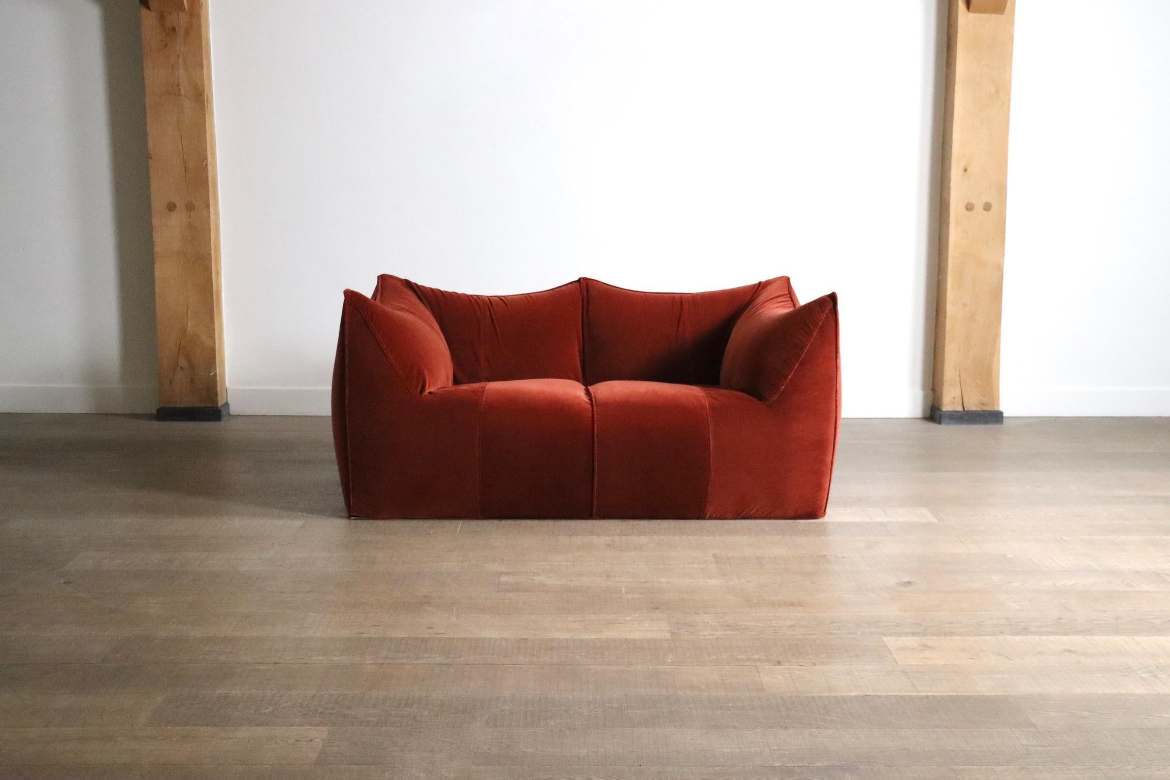Wunderschönes Sofa Le Bambole aus terrakotta-/ziegelfarbenem Samt, entworfen von Mario Bellini für B&B Italia in den 1970er Jahren.

Diese schöne Ausgabe ist mit einem hochwertigen Baumwollsamt bezogen, der den atemberaubenden Komfort des klobigen