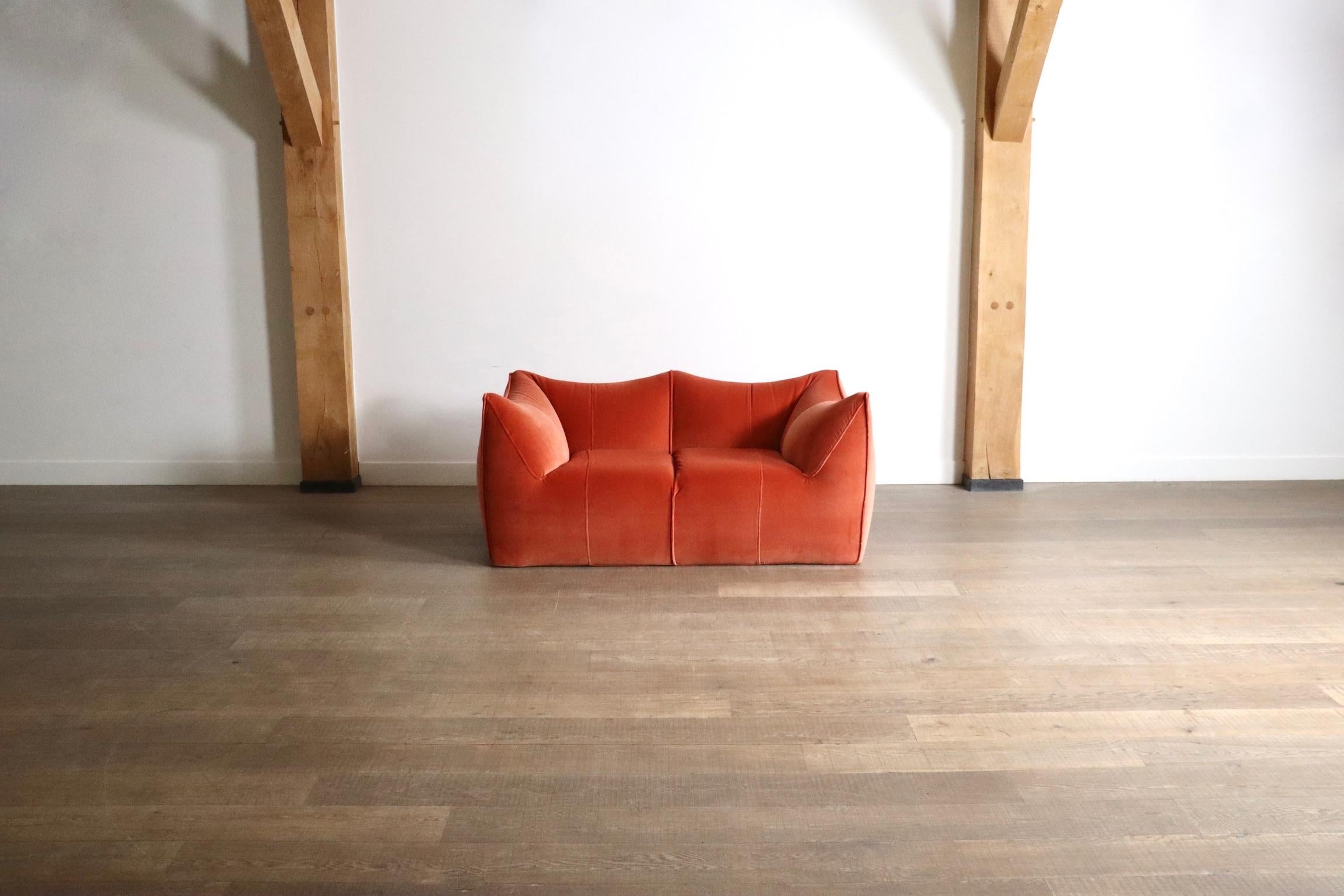 Precioso sofá Le Bambole de terciopelo color coral/rosa diseñado por Mario Bellini para B&B Italia en los años 70.

Esta hermosa edición está retapizada en un terciopelo de algodón de alta calidad, que es un gran añadido a la impresionante comodidad